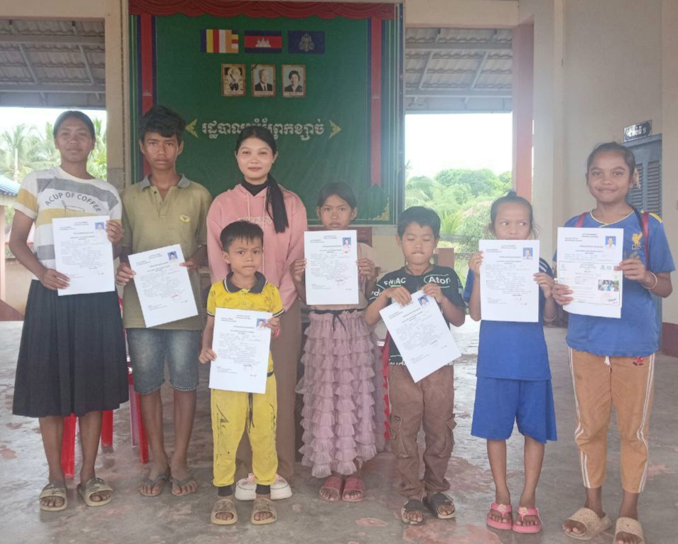 រដ្ឋបាលឃុំព្រែកខ្សាច់ បានចុះឈ្មោះសិស្សសាលាបឋមសិក្សា យាយសែននិងសិស្សសាលាបឋមសិក្សាព្រែកខ្សាច់ចូលក្នុងកញ្ចប់គ្រួសារគោល ដោយក្នុងនោះចុះជាកញ្ចប់គ្រួសារគោល ០១ គ្រួសារ និងចុះឈ្មោះសិស្សបានចំនួន ១៥នាក់ ស្រី ០៨នាក់ ជនពិការភាព០១នាក់ ដេីម្បីទទួលបានថវិកាពីរាជរដ្ឋាភិបាល