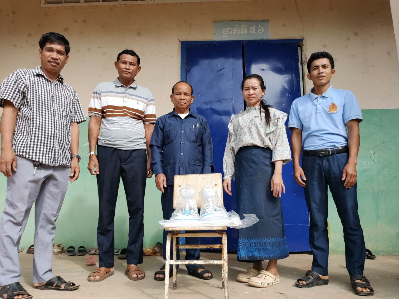 រដ្ឋបាលឃុំភ្ញីមាសចុះទៅពិនិត្យថ្មក្លាវ៉ែត ដែលក្រុមហ៊ុនបានលាយខ្សាច់សម្រាប់ធ្វើផ្លូវចូលមកសាលាបឋមសិក្សាតានី