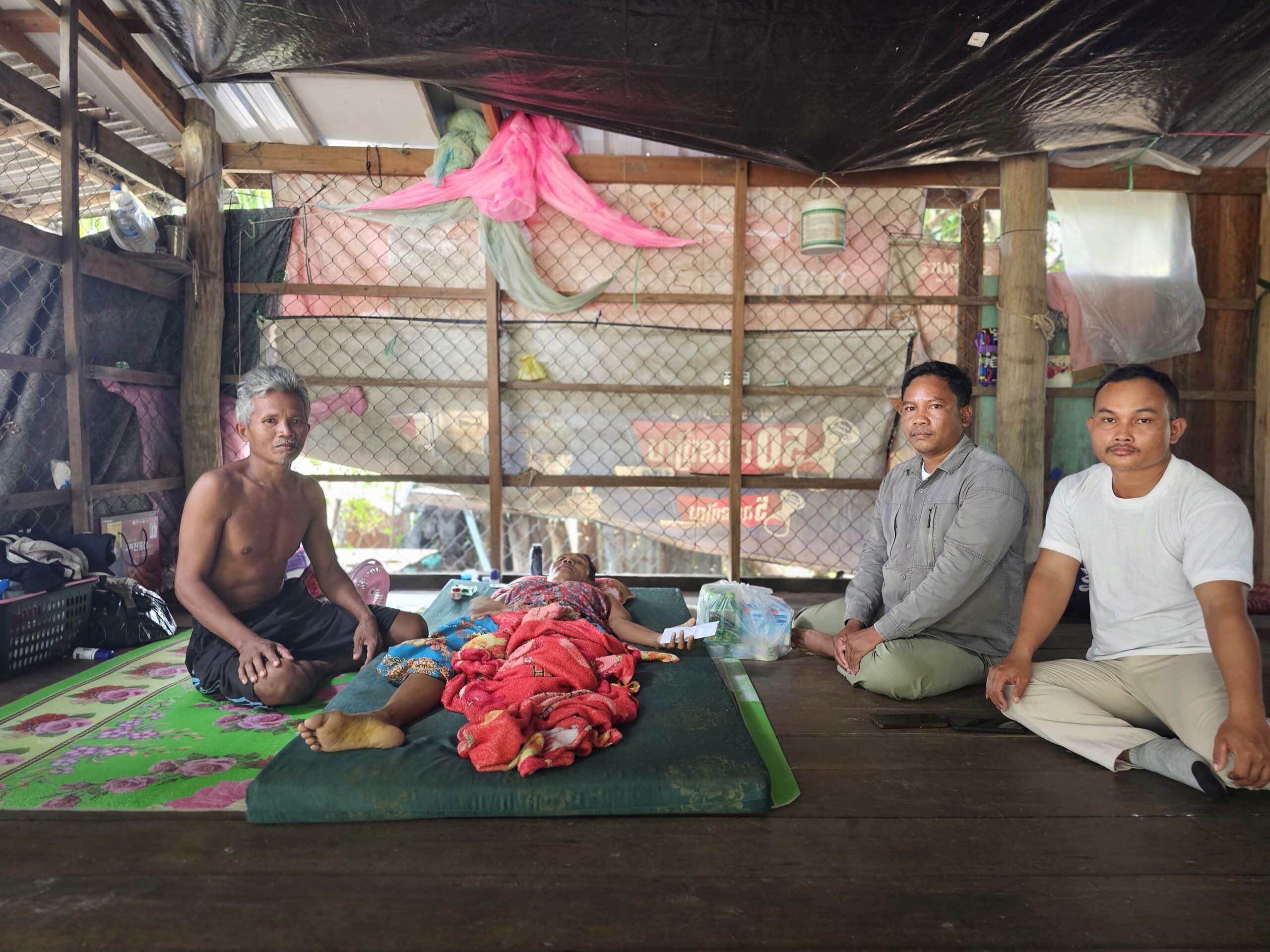 លោក អ៊ូ ឆេនឆៃវិសាន្ដ មេឃុំតាតៃក្រោម បានដឹកនាំ លោក ហួន ណាក់ ជំទប់ទី២ និងលោក ឃិន វិសាល ស្មៀនឃុំ ចុះសួរសុខទុក្ខ និងបាននាំយក ភេសជ្ជៈ រួមជាមួយថវិកា ចំនួន ១០០,០០០រៀល ជូនដល់ប្រជាពលរដ្ឋ ឈ្មោះ សុខ ឈួន ភេទស្រី អាយុ ៥៣ឆ្នាំ ដែលកំពុងសម្រាកព្យាបាលជំងឺនៅផ្ទះ ស្ថិតនៅភូមិអន្លង់វ៉ាក់ ឃុំតាតៃក្រោម ស្រុកកោះកុង ខេត្តកោះកុង។