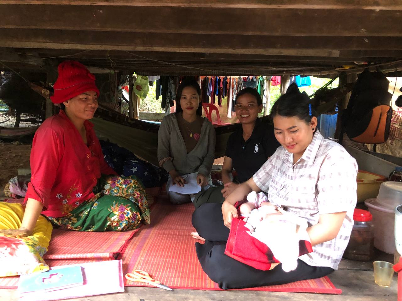 លោកស្រី សេុីត  សុខុម អ្នកទទួលបន្ទុកកិច្ចការនារី និងកុមារបានដឹកនាំក្រុមទ្រទ្រង់សុភាពភូមិ ចុះស្រង់ស្ថិតិគ្រួសារអំឡុងពេល ១០០០ថ្ងៃ ដំបូងនៃជីវិត នៅភូមិអន្លង់វ៉ាក់