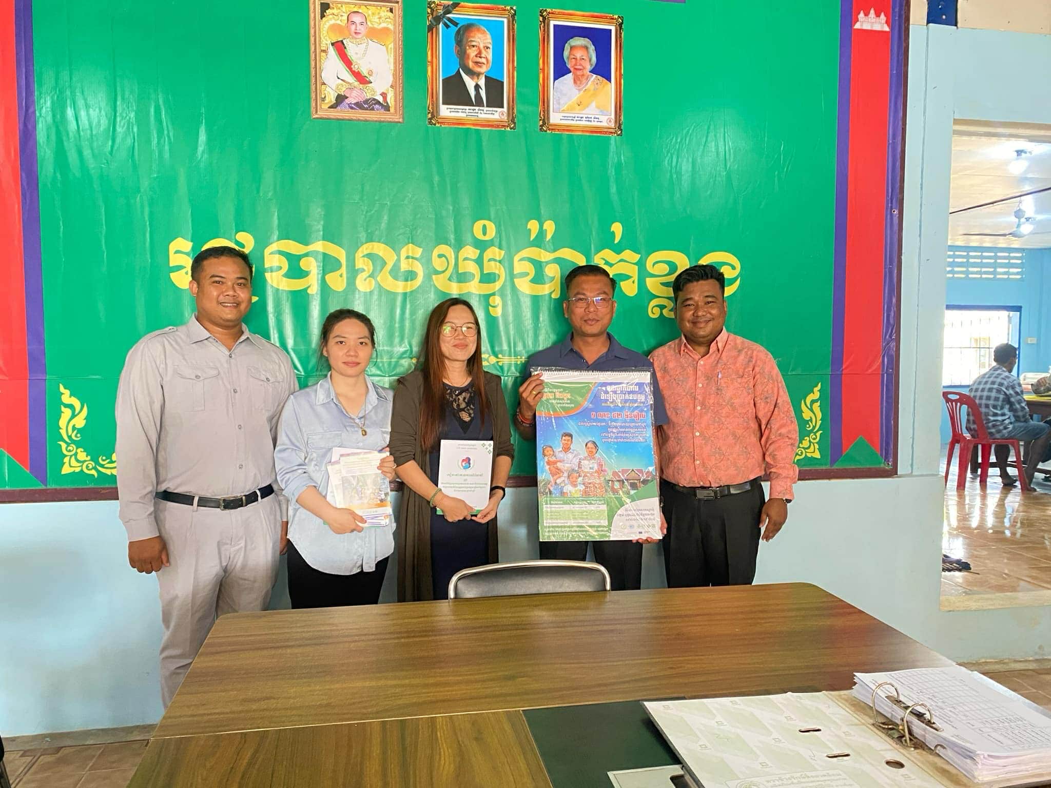 រដ្ឋបាលឃុំប៉ាក់ខ្លង បានទទួលខិតប័ណ្ណផ្សព្វផ្សាយរបស់រាជរដ្ឋាភិបាល ស្តីពីការអនុវត្តយុទ្ធសាស្រ្តចាកចេញពីកម្មវិធីឧបត្ថម្ភសាច់ប្រាក់ជូនគ្រួសារក្រីក្រ និងងាយរងគ្រោះ ក្នុងអំឡុងពេលប្រយុទ្ធនឹងជំងឺកូវីដ-១៩ ពីមន្ត្រីមន្ទីរសង្គមខេត្តកោះកុង