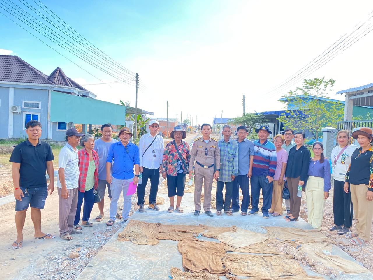 លោក សុខ ភិរម្យ អភិបាលស្រុក​ និងជាប្រធានគណៈកម្មាធិការលទ្ធកម្មស្រុកមណ្ឌលសីមា បានដឹកនាំសមាជិកគណៈកម្មាធិការលទ្ធកម្ម មេឃុំប៉ាក់ខ្លង  ចុះបើកការដ្ឋានសាងសង់ផ្លូវបេតុង១ខ្សែប្រវែង៣៤៥ម៉ែត្រ ស្ថិតនៅភូមិនាងកុក ឃុំប៉ាក់ខ្លង​