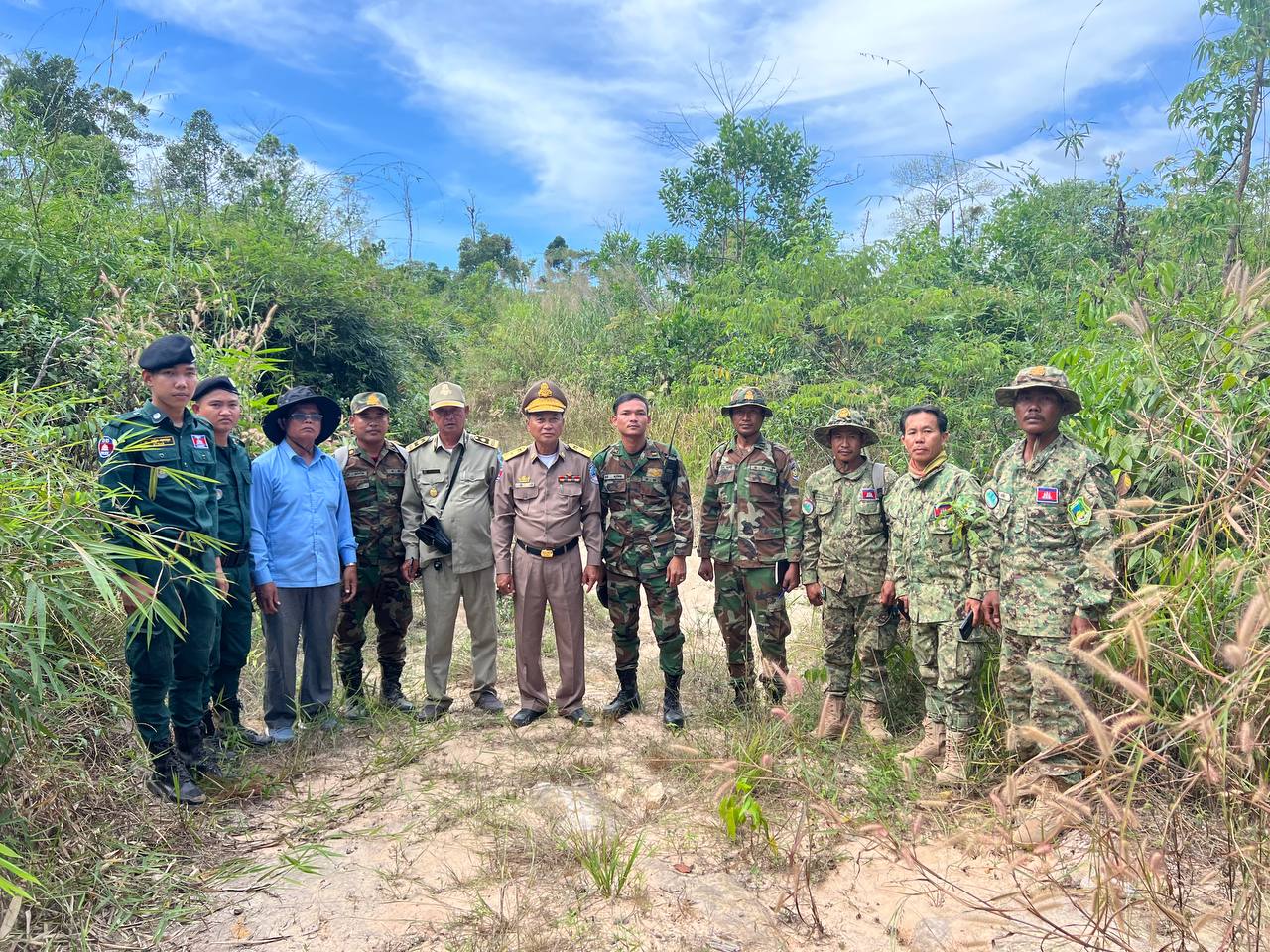 លោក ប៉ែន ប៊ុនឈួយ អភិបាលរងស្រុកមណ្ឌលសីមា បានដឹកនាំក្រុមការងារមាន ចុះត្រួតពិនិត្យផ្ទៀងផ្ទាត់ផែនទីផ្កាយរណបកាប់រាន (៩) ចំនុចដែលមានទីតាំងនៅភូមិចាំយាម ឃុំប៉ាក់ខ្លង