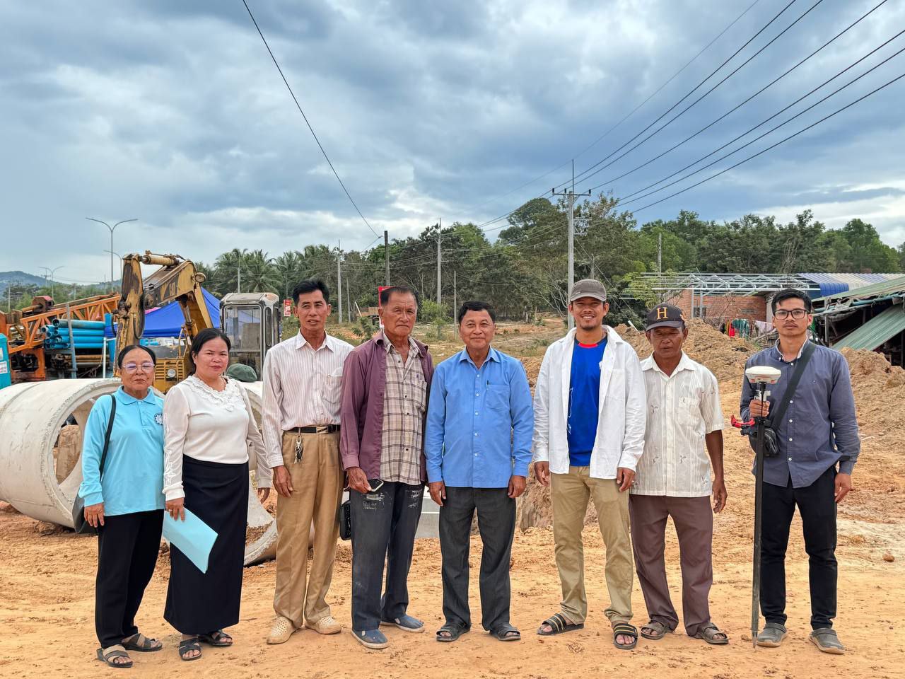 លោក ប៉ែន ប៊ុនឈួយ អភិបាលរងស្រុកមណ្ឌលសីមា បានដឹកនាំមន្រ្តីជំនាញសហការជាមួយក្រុមប្រឹក្សាឃុំ មេភូមិនាងកុក ចុះពិនិត្យការសាងសង់សំណង់លូបង្ហូទឹកនៅលើចំណីផ្លូវសាធារណៈចាប់ ពីអ័ក្សផ្លូវ តាមបណ្តោយផ្លូវជាតិលេខ៤៨ មានប្រវែង៤០ម៉ែត្រ ចំនួនលូ៤០កង់ មុខកាត់១ម៉ែត្រ ស្ថិតនៅភូមិនាងកុក ឃុំប៉ាក់ខ្លង