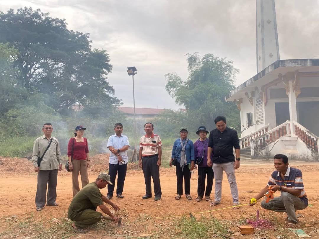 លោក​ អ៉ិន​ វិជ្ជា​ អនុប្រធានការិ.ផែនការ​ និងគាំទ្រឃុំ​ សង្កាត់ ស្រុកមណ្ឌលសីមា​ លោក​ លឹម​ ជាំង​ អនុប្រធានការិ.ដនសភ​  លោកមេឃុំ​ សមាជិកក្រុមប្រឹក្សាឃុំ​ ជំនួយការរដ្ឋបាលឃុំ​ប៉ាក់ខ្លង បានចុះពិនិត្យ​ និងកំណត់អ័ក្ស​ ដេីម្បីរៀបចំធ្វេីការបេីកផ្លូវថ្មី​ ១ខ្សែ​ ប្រវែង​ ៣២០ម៉ែត្រ​ ទទឹង​ ០៤ម៉ែត្រ​ ជូនប្រជាពលរដ្ឋដែលរស់នៅខាងក្រោយវត្តចាំយាម​ ស្ថិតនៅ ភូមិចាំយា​ម​ ឃុំប៉ាក់ខ្លង