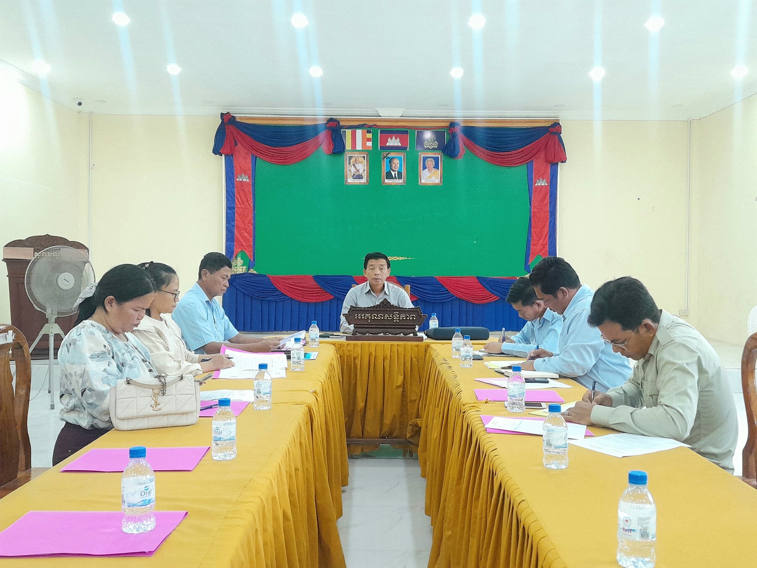 លោក សុខ ភិរម្យ អភិបាលស្រុកមណ្ឌលសីមា បានដឹកនាំកិច្ចប្រជុំគណៈអភិបាលស្រុក ស្ដីពីការលុបចោលកិច្ចសន្យារវាងរដ្ឋបាលស្រុកមណ្ឌលសីមា ជាមួយក្រុមហ៊ុន អេកូឡូខល សឺលូសិន ឯ.ក