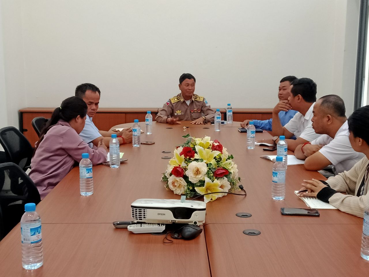 លោក ប៉ែន ប៊ុនឈួយ អភិបាលរងស្រុកមណ្ឌលសីមា បានដឹកនាំកិច្ចប្រជុំស្ដីពីបញ្ហាប្រមូលសំរាម និងដំណោះស្រាយនៅក្នុងតំបន់សេដ្ឋកិច្ចពិសេសនាងកុកកោះកុង