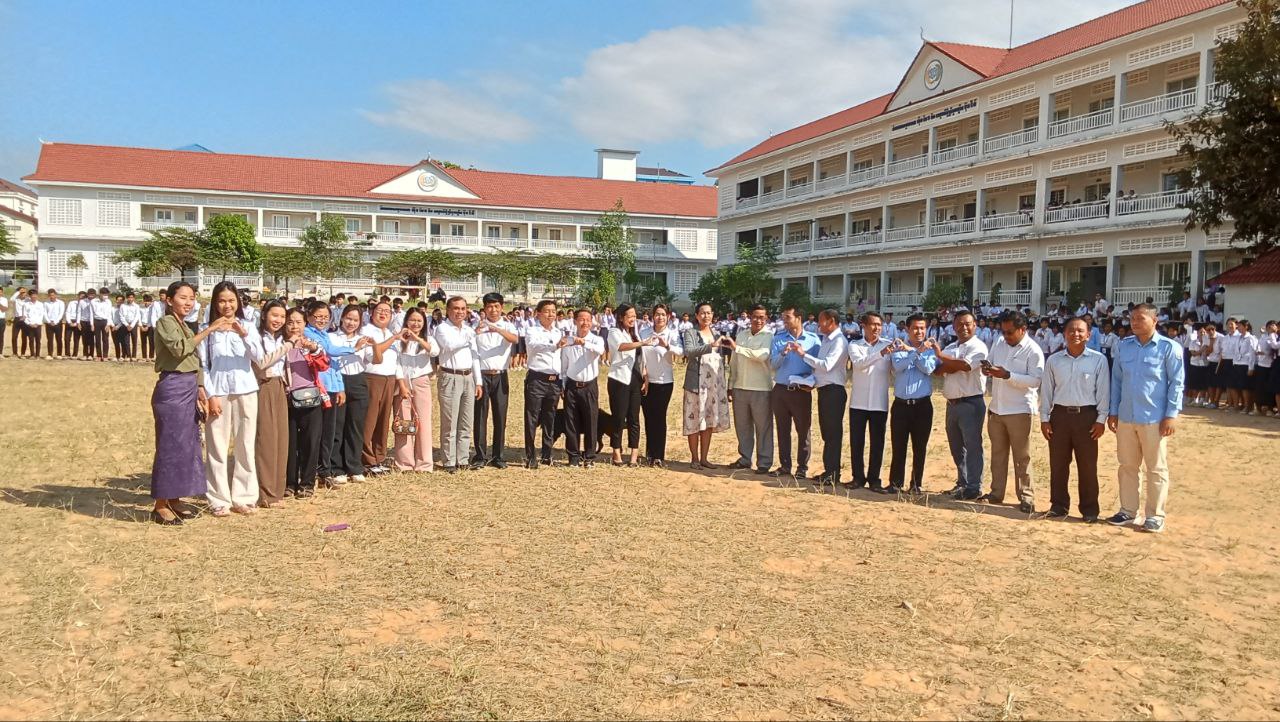 លោក សុខ ភិរម្យ អភិបាលស្រុកមណ្ឌលសីមា បានចូលរួមអមដំណើក្រុម ការងារគ្រូពេទ្យ ស្ម័គ្រចិត្តឯកឧត្តម ហ៊ុន ម៉ានី មកចុះពិនិត្យទីតាំងដើម្បីត្រៀមទទួលអំណោយថ្នាំពេទ្យ និងពិនិត្យព្យាបាលជំងឺដោយឥតគិតថ្លៃជូនប្រជាពលរដ្ឋ នៅវិទ្យាល័យ ហ៊ុន សែន ចាំយាម