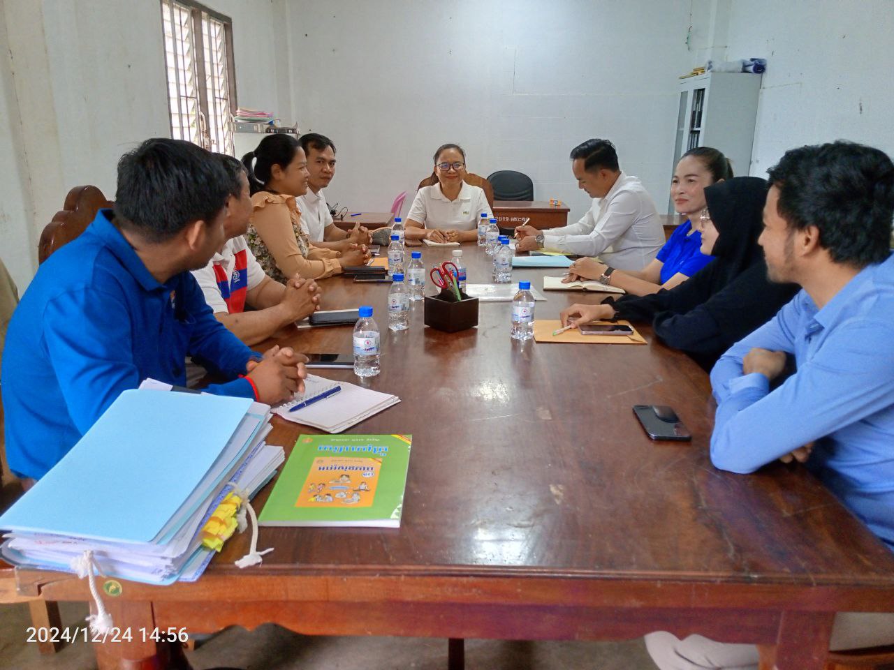 លោកស្រី រិន គន្ធា អភិបាលរងស្រុកមណ្ឌលសីមា បានដឹកនាំប្រធាន អនុ ប្រធានការិយាល័យអប់រំ យុវជន និងកីឡាស្រុក ចូលរួមកិច្ចប្រជុំជាមួយបុគ្គលិកនៃមន្ទីរអប់រំ យុវជន និងកីឡាខេត្ត និងបុគ្គលិកនៃមន្ទីរមុខងារសាធារណៈខេត្ត ដើម្បីជ្រើសរើសគ្រូបង្រៀនកិច្ចសន្យា នៅសាលាឧបសម្ព័ន្ធអាស់សាឡាម ស្ថិតក្រោមការគ្រប់គ្រង របស់សាលាបឋមសិក្សាទួលគគីរ