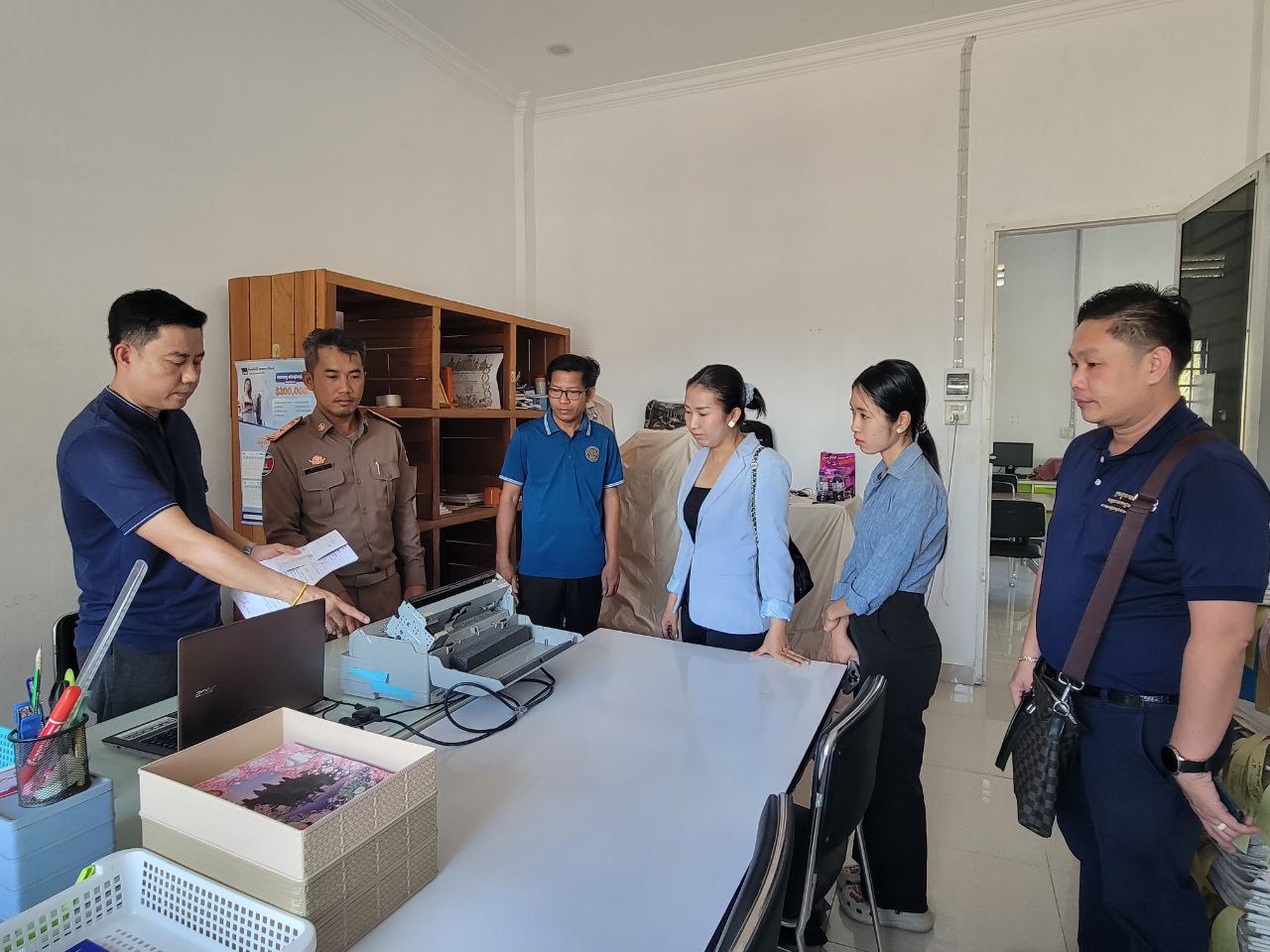 លោក ប៉ូ ច័ន្ទមុនី អនុប្រធាននាយកដ្ឋានកិច្ចការរដ្ឋបាលរាជធានី ខណ្ឌ និងខេត្ត និងក្រុមការងារតំណាងក្រសួងមហាផ្ទៃ និងក្រុមការងារ ចុះពិនិត្យផ្ទាល់ដល់ការិយាល័យច្រកចេញចូលតែមួយស្រុកមណ្ឌលសីមា និងបានធ្វើការណែនាំបន្ថែមដល់ក្រុមមន្រ្តីនៃការិយាល័យច្រកចេញចូលតែមួយស្រុក ដែលទទួលបន្ទុកការងារទទួល និងរៀបចំការផ្តល់សេវាប័ណ្ណព្រំដែនកម្ពុជា-ថៃ ជូនដល់ប្រជាពលរដ្ឋក្នុងមូលដ្ឋានស្រុកមណ្ឌលសីមា