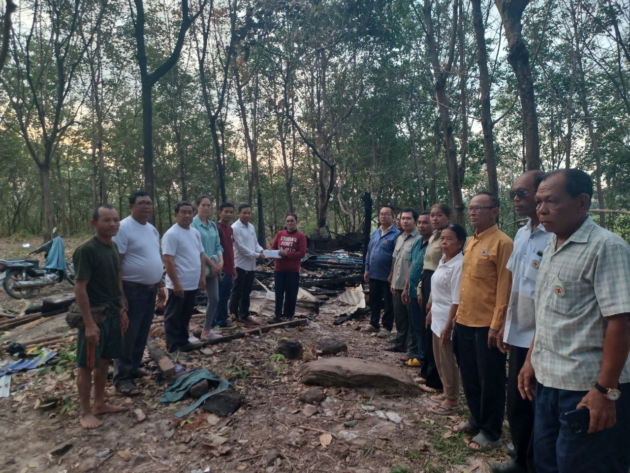 លោក ឡេក ស៊ុធន់ មេឃុំទួលគគីរ និងជាប្រធានកាកបាទក្រហមកម្ពុជាឃុំទួលគគីរ បានដឹកនាំសមាជិកកាកបាទក្រហមឃុំ គណៈកម្មការសហគមន៍តំបន់ការពារធម្មជាតិទួលគគីរ ចុះសួរសុខទុក្ខ និងនាំយកអំណោយជូនដល់ស្ត្រីមេម៉ាយឈ្មោះ រុន លេក ជាប្រជាពលរដ្ឋភូមិទួលគគីរលើ ដែលរងគ្រោះដោយសារអគ្គីភ័យឆាបឆេះផ្ទះអស់ កាលពីថ្ងៃទី២២ ខែធ្នូ ឆ្នាំ២០២៤ កន្លងទៅ