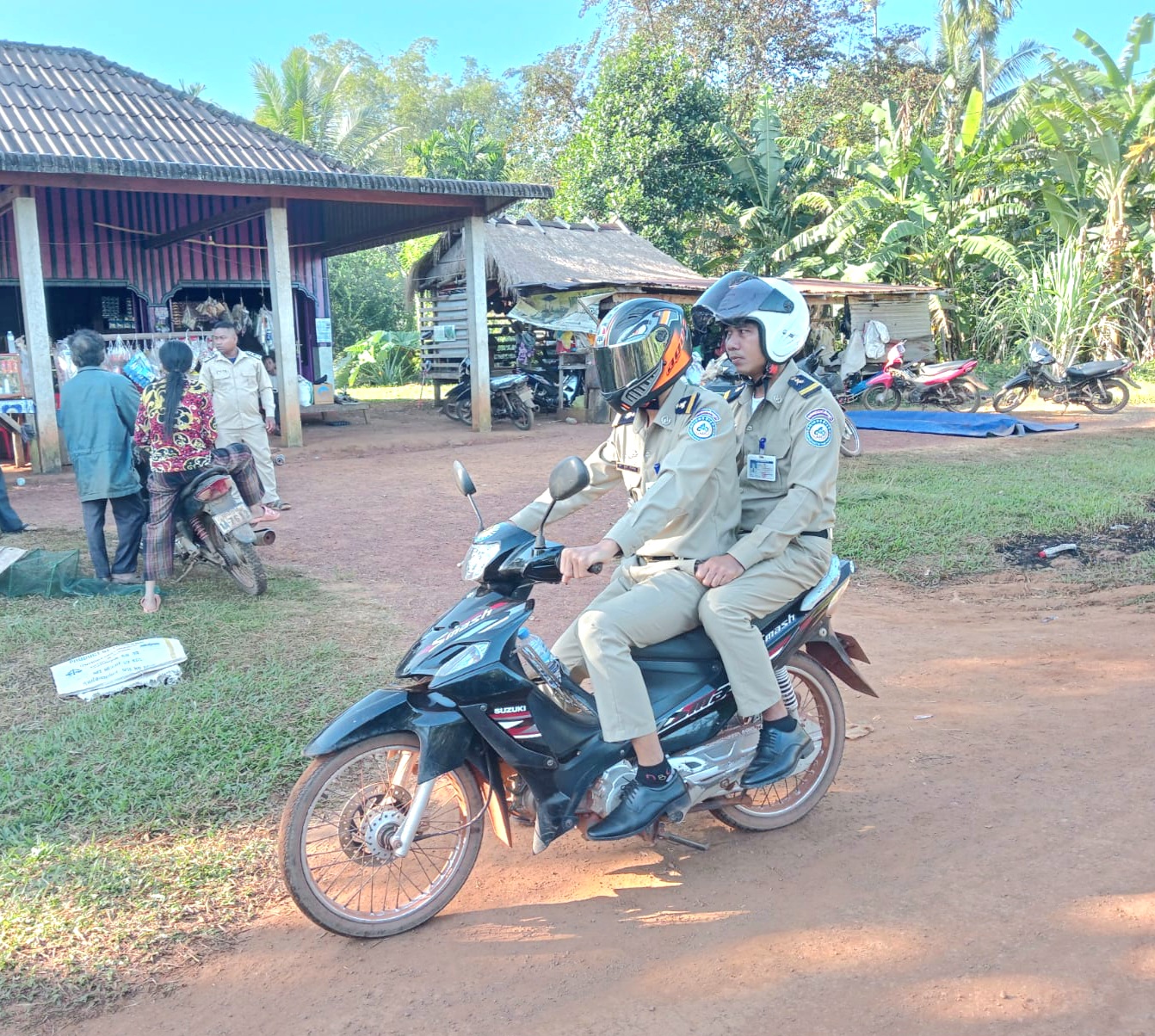ប៉ុស្តិ៍នគរបាលរដ្ឋបាលឃុំថ្មដូនពៅ បានចេញល្បាតក្នុងមូលដ្ឋាន និងចែកអត្តសញ្ញាណបណ្ណសញ្ជាតិខ្មែរជូនប្រជាពលរដ្ឋតាមខ្នងផ្ទះ