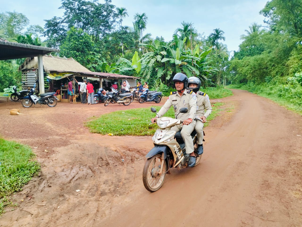 ប៉ុស្តិ៍នគរបាលរដ្ឋបាលឃុំថ្មដូនពៅ បានចេញល្បាតក្នុងមូលដ្ឋាន និងជួបជាមួយក្រុមប្រឹក្សាឃុំ ដើម្បីសម្រង់ពត៍មានបញ្ហាបទល្មើសផ្សេងៗ ស្តីពីនគរបានិងសហគមន៍