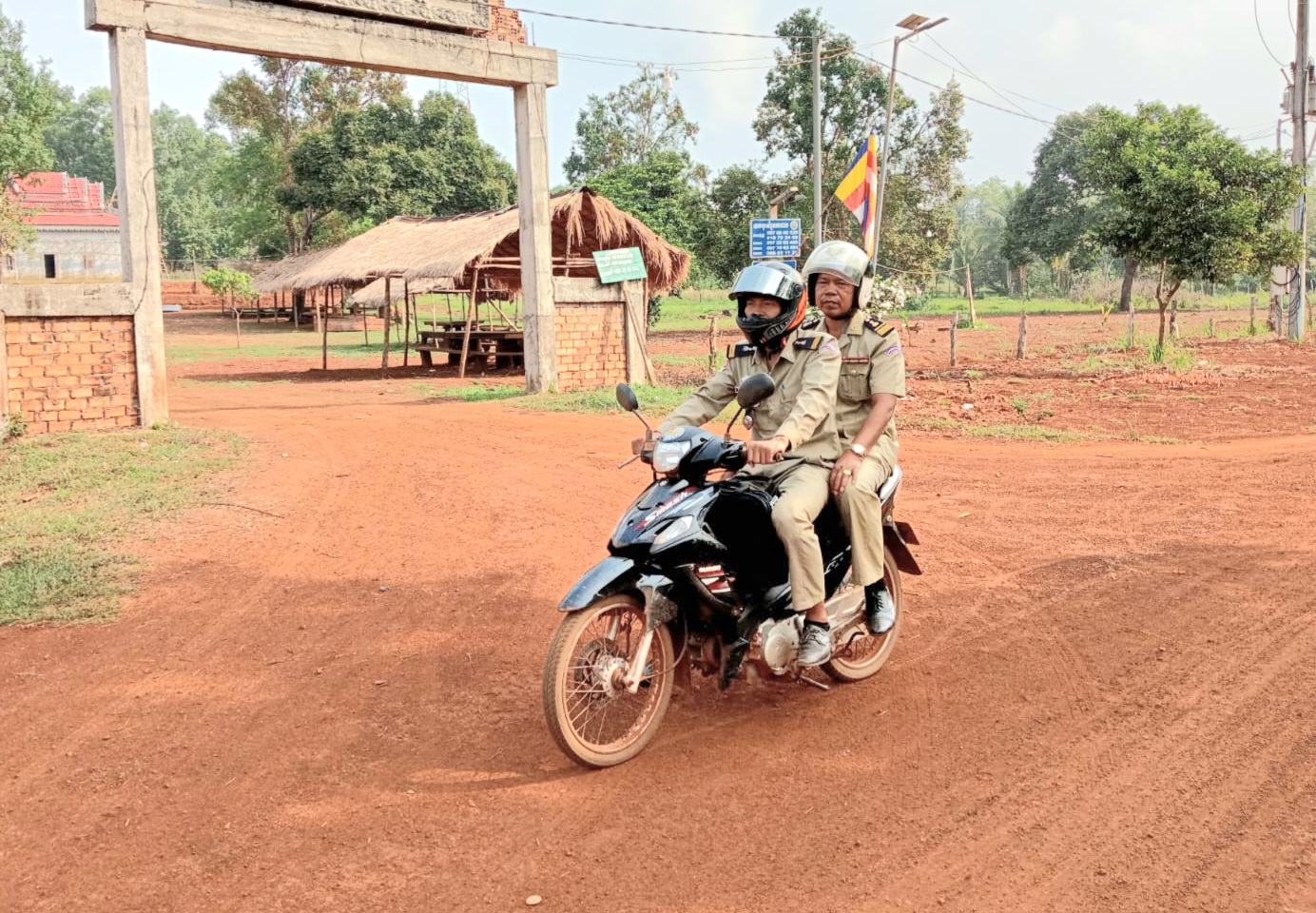 ប៉ុស្តិ៍នគរបាលរដ្ឋបាលឃុំថ្មដូនពៅ បានចេញល្បាតក្នុងមូលដ្ឋាន និងចុះជួបជាមួយលោកមេភូមិ អនុភូមិ និងសមាជិកភូមិទាំងពីរភូមិ ដើម្បីសម្រង់ពត៍មានបញ្ហាបទល្មើសផ្សេងៗ