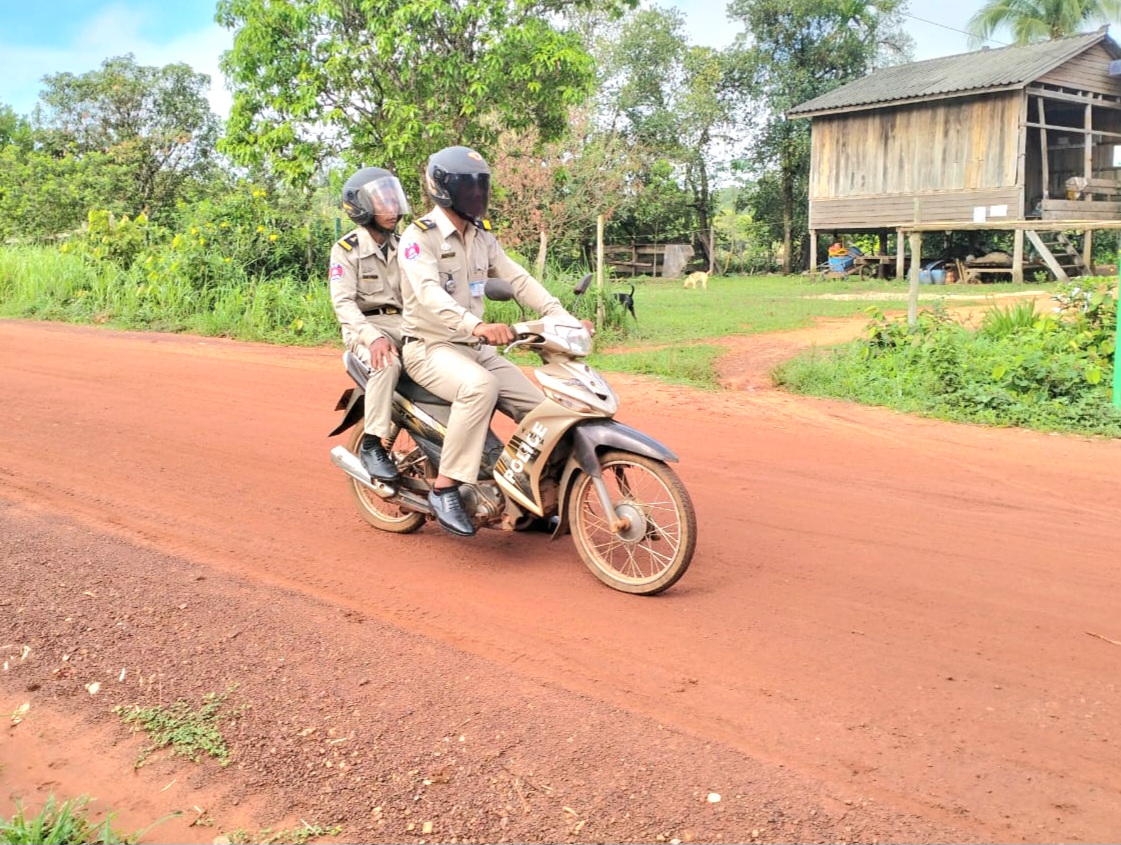 ប៉ុស្តិ៍នគរបាលរដ្ឋបាលឃុំថ្មដូនពៅ បានចេញល្បាតក្នុងមូលដ្ឋាន និងជួបប្រជាពលរដ្ឋតាមខ្នងផ្ទះក្នុងភូមិនីមួយៗ
