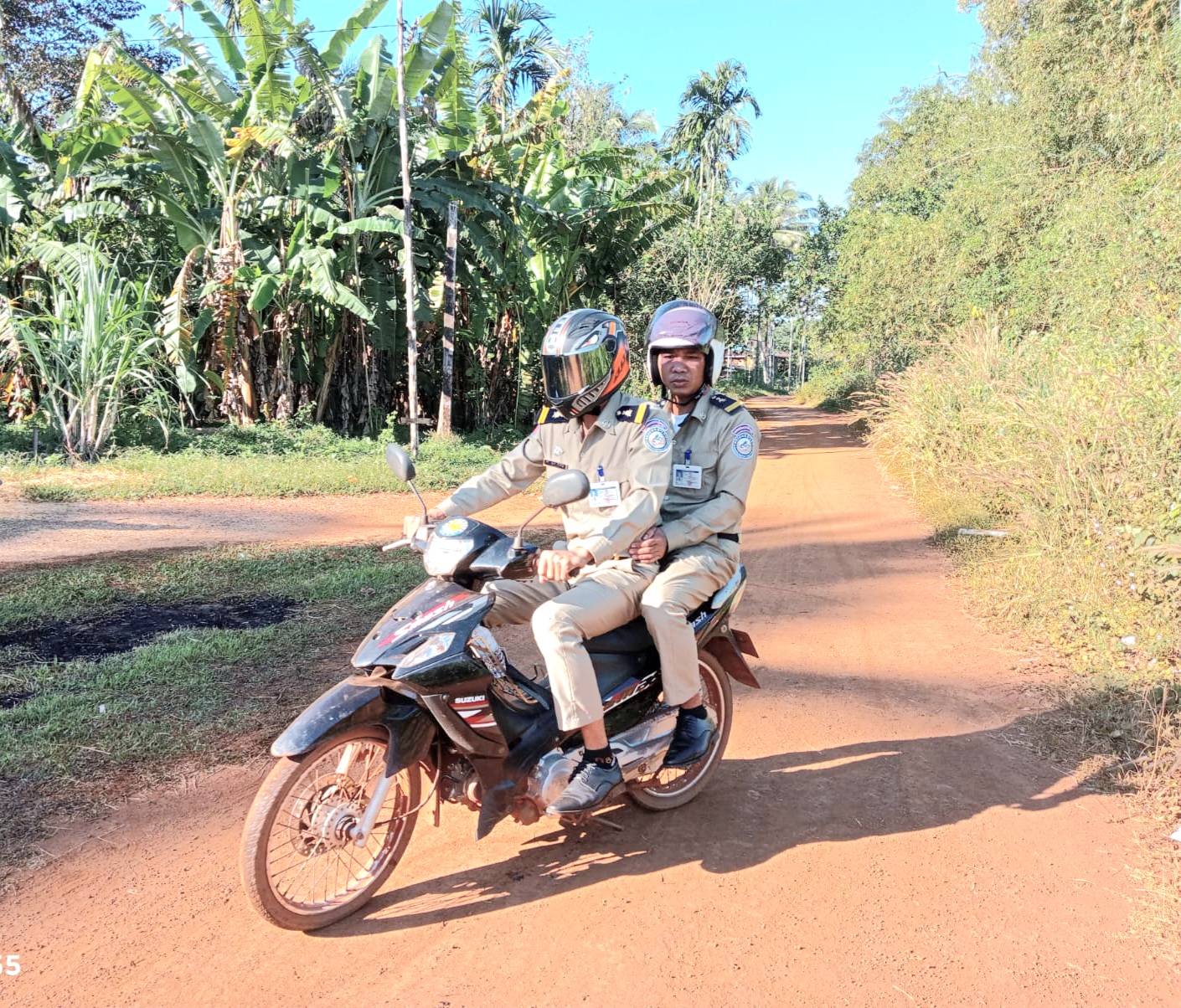 ប៉ុស្តិ៍នគរបាលរដ្ឋបាលឃុំថ្មដូនពៅ បានចេញល្បាតក្នុងមូលដ្ឋាន និងផ្តល់សៀវភៅស្នាក់នៅ(ក២)ជូនប្រជាពលរដ្ឋតាមខ្នងផ្ទះ