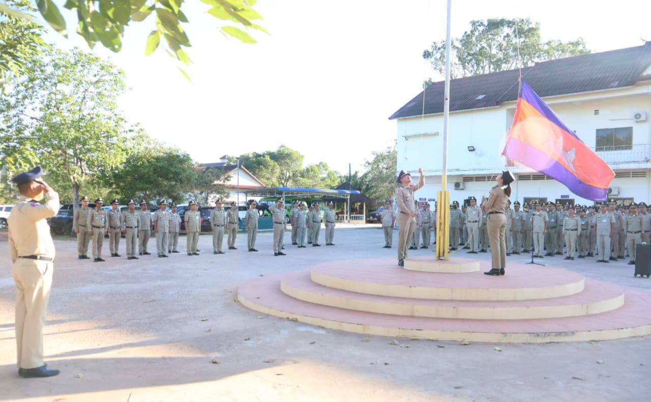 លោកឧត្តម​សេនីយ៍​ត្រី​ ស៊ឹម​ វ៉ារី​ ស្នងការ​រង​ផែនការងារ​សេនាធិការ​ស្តីទី​ តំណាង​លោកឧត្តមសេនីយ៍ទោ​ស្នងការនគរបាល​ខេត្ត​កោះកុង បានដឹកនាំ​កងកម្លាំងនគរបាល​ស្នងការដ្ឋាននគរបាលខេត្តកោះកុង គោរពទង់ជាតិ នៃព្រះរាជាណាចក្រកម្ពុជា