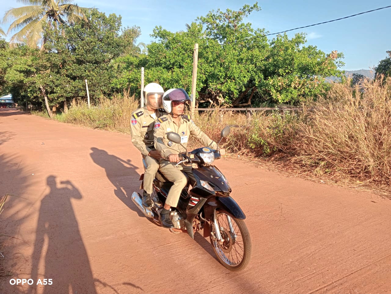 ប៉ុស្តិ៍នគរបាលរដ្ឋបាលឃុំថ្មដូនពៅ បានចេញល្បាតក្នុងមូលដ្ឋាន និងចែកខិត្តប័ណ្ណគោលនយោបាយភូមិឃុំមានសុវត្ថិភាព
