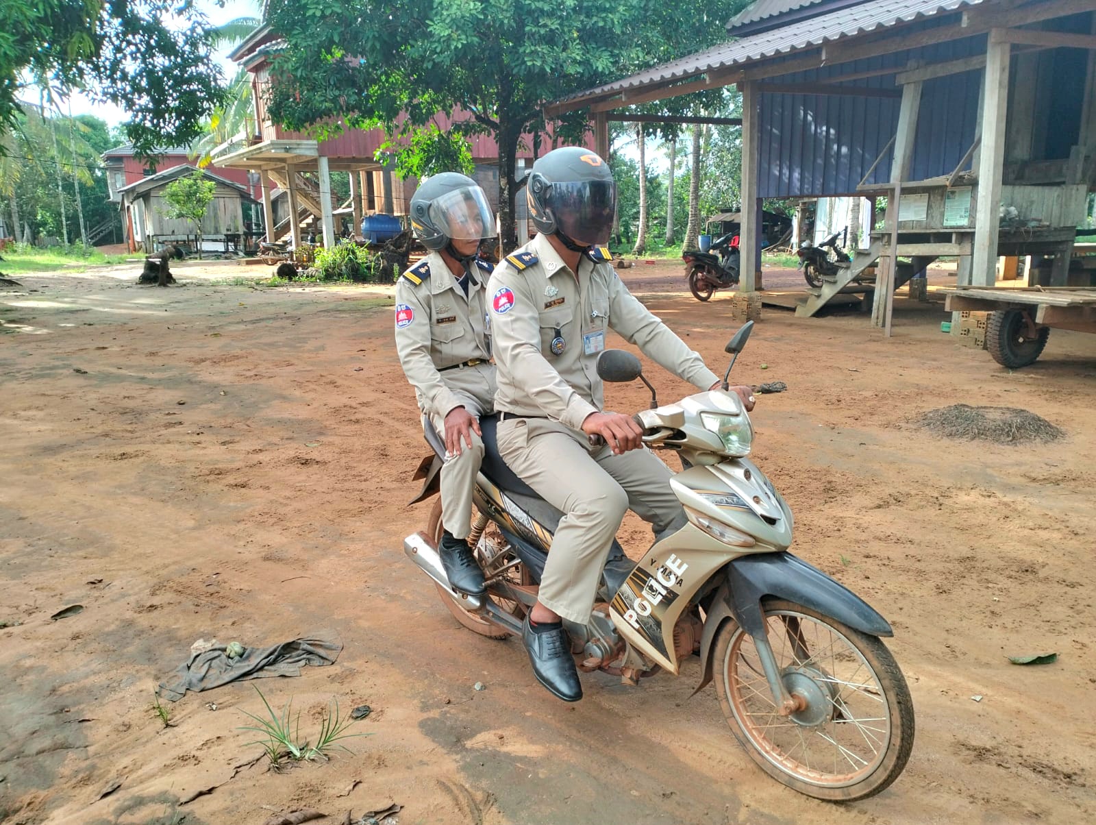 ប៉ុស្តិ៍នគរបាលរដ្ឋបាលឃុំថ្មដូនពៅ បានចេញល្បាតក្នុងមូលដ្ឋាន និងសហការជាមួយលោកមេភូមិអនុភូមិ និងសមាជិកភូមិកោះ ដើម្បីផ្សព្វផ្សាយគោលនយោបាយភូមិឃុំមានសុវត្ថិភាព