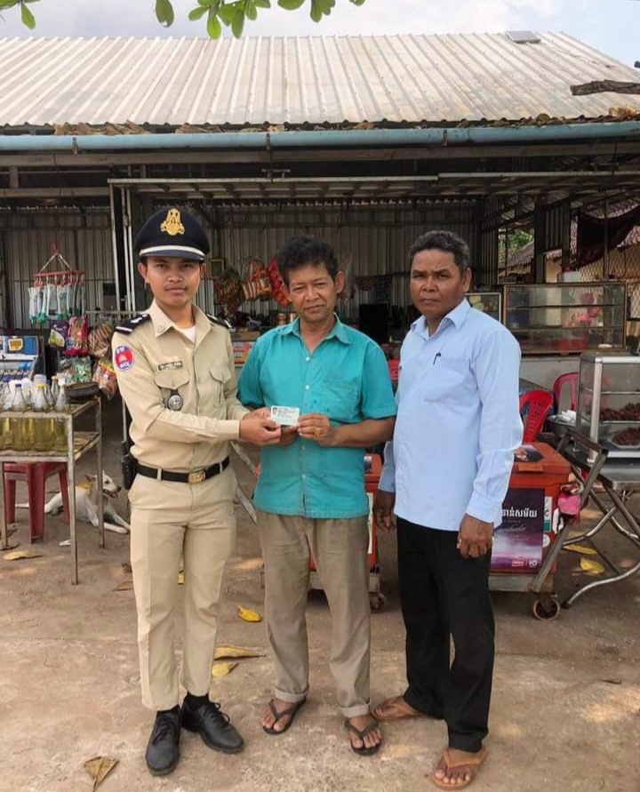 លោកវរសេនីយ៍ត្រី ព្រំ ឆើយ នាយប៉ុស្តិ៍នគរបាលរដ្ឋបាលស្រែអំបិល បានបែងចែកកម្លាំងប៉ុស្តិ៍ ចុះផ្ដល់​សេវាសាធារណៈជូនប្រជាពលរដ្ឋ និងប្រចាំការនៅប៉ុស្ដិ៍រដ្ឋបាល ២៤/២៤ម៉ោង ព្រមទាំងចែកអត្តសញ្ញាណប័ណ្ណ