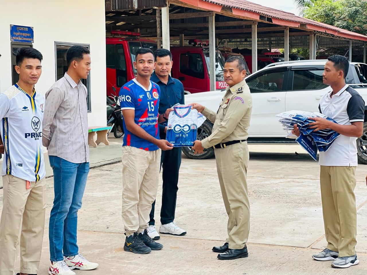 លោកឧត្តមសេនីយ៍ទោ​ គង់​ មនោ​ ស្នងការនគរបាលខេត្ត​កោះកុង​ បានអញ្ជើញជួបសំណេះសំណាល ជាមួយក្រុមកីឡាបាល់ទះ នៃស្នងការដ្ឋាននគរបាលខេត្ត​កោះកុង​ និងបានធ្វើការប្រគល់ឈុតកីឡា ជូនដល់ក្រុមកីឡាករទាំងអស់ ដើម្បីចូលរួមប្រកួតកីឡាបាល់ទះដណ្ដើមពានរង្វាន់ សម្ដេចក្រឡាហោម ស ខេង ឆ្នាំ២០២៤
