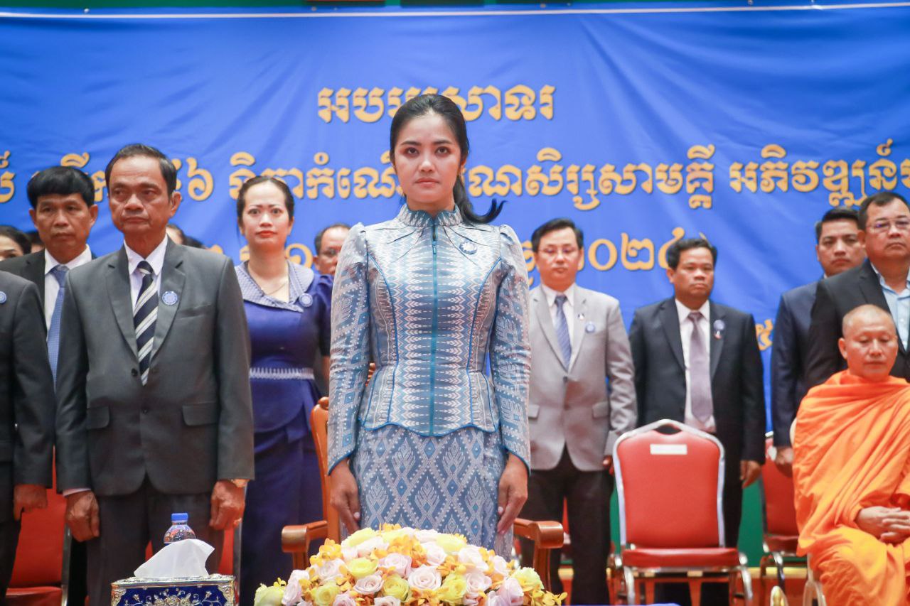 លោកជំទាវ មិថុនា ភូថង អភិបាល នៃគណៈអភិបាលខេត្តកោះកុង និងជាប្រធានគណៈកម្មាធិការរណសិរ្សសាមគ្គី អភិវឌ្ឍន៍មាតុភូមិកម្ពុជាខេត្តកោះកុង បានអញ្ជើញជាអធិបតី អបអរសាទរខួបអនុស្សាវរីយ៍ លើកទី៤៦ ទិវាកំណើតរណសិរ្សសាមគ្គី អភិវឌ្ឍន៍មាតុភូមិកម្ពុជា (២ ធ្នូ ១៩៧៨ – ២ ធ្នូ ២០២៤)