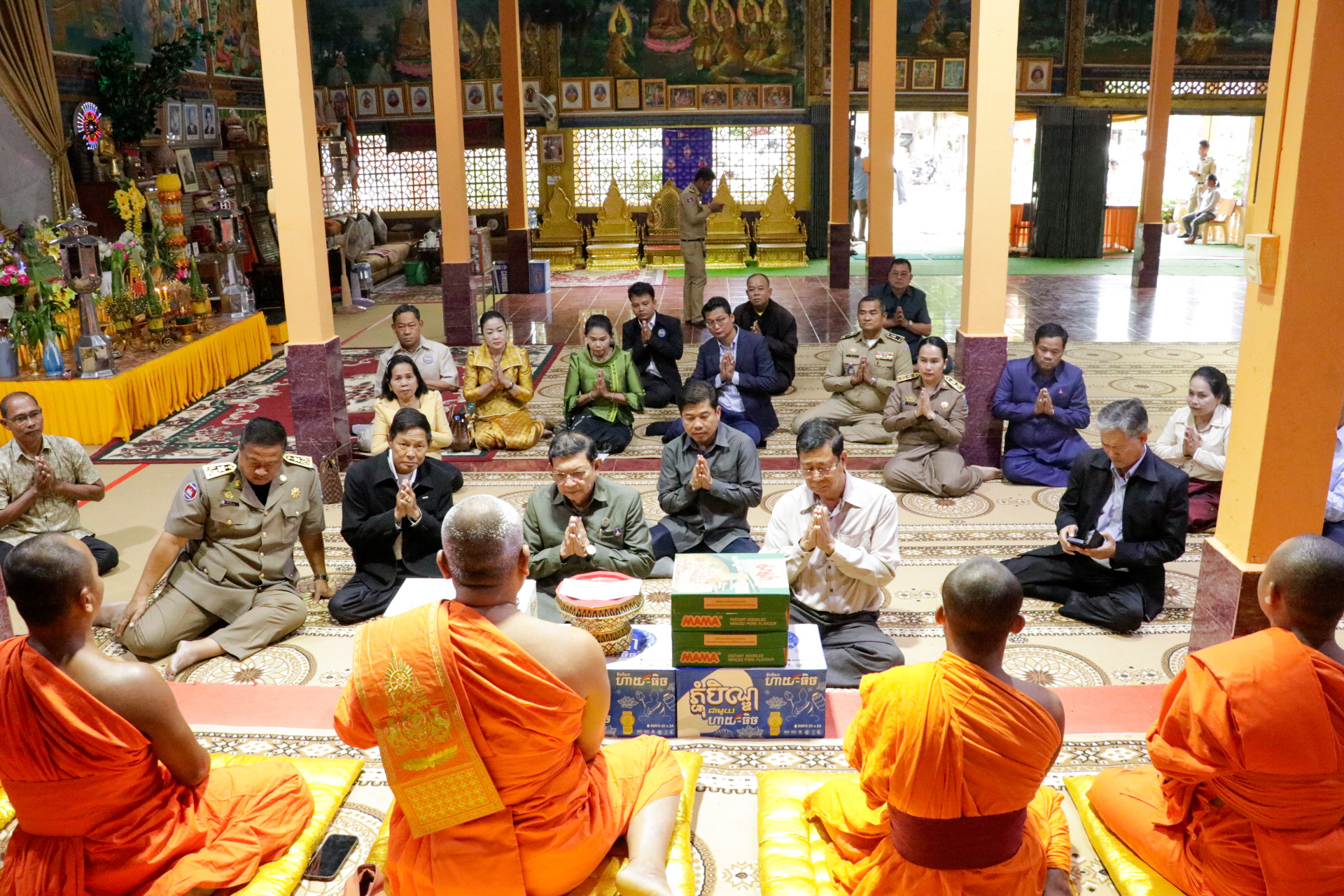 ឯកឧត្តម ថុង ណារុង ប្រធានក្រុមប្រឹក្សាខេត្ត កោះកុង បានអញ្ជើញប្រគេនទេយ្យទាន ដល់ព្រះសង្ឃ នៅវត្តស្រែអំបិល ខេត្តកោះកុង