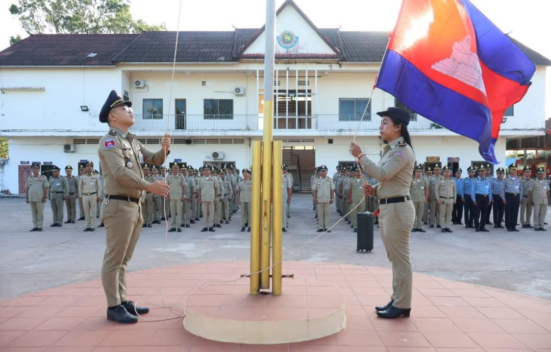 លោកឧត្តមសេនីយ៍ត្រី ស៊ុន ឃៀម ស្នងការស្តីទី​​ខេត្តកោះកុង បានដឹកនាំ​កងកម្លាំងនគរបាល​ស្នងការដ្ឋាននគរបាលខេត្តកោះកុង គោរពទង់ជាតិ នៃព្រះរាជាណាចក្រកម្ពុជា​