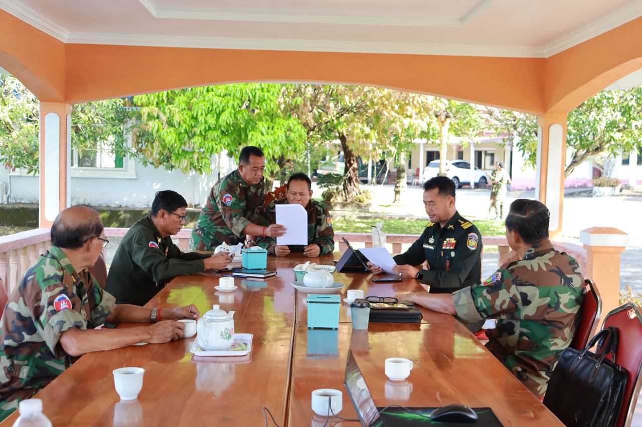 លោកវរសេនីយ៍ឯក គង់ សុភាព មេបញ្ជាការរងតំបន់ប្រតិបត្តិកាតសឹករងកោះកុង ជានាយសេនាធិការ តំណាងឱ្យ លោកមេបញ្ជាការ បានប្រជុំពិភាក្សា សម្រេចលើការងារត្រួតពិនិត្យឃ្លាំងស្តុបគ្រឿងយុទ្ទោបករណ៍ ជាមួយក្រុមការងារក្រសួងការពារជាតិ អគ្គបញ្ជាការ ជើងគោក និងក្រុមការងារយោធភូមិភាគទី៣