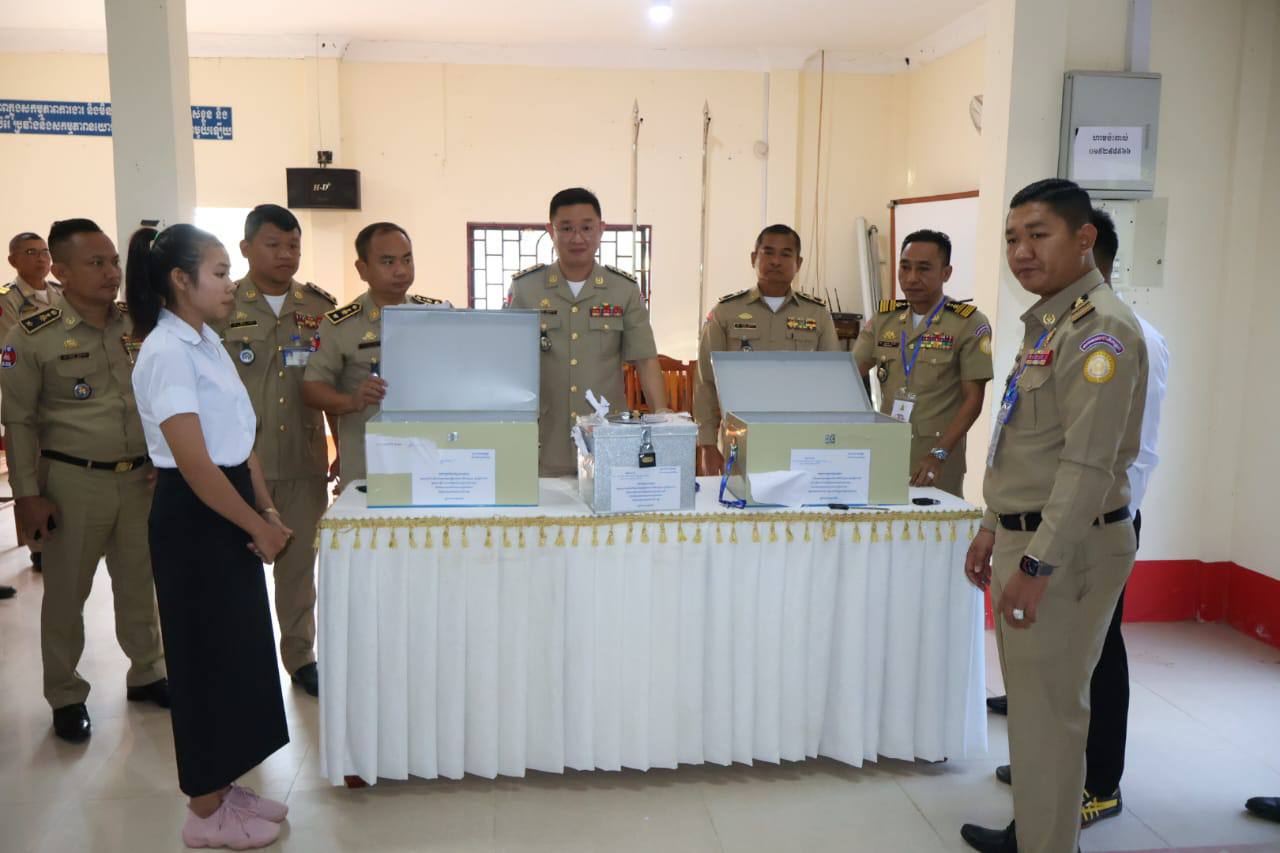 លោកឧត្តមសេនីយ៍ទោ គង់ មនោ ស្នងការនគរបាលខេត្តកោះកុង អញ្ជើញចូលរួមបើកកេសវិញ្ញាសាប្រឡងប្រជែងជ្រើសរើសក្របខ័ណ្ឌមន្ត្រីនគរបាលជាតិបំពេញជួស ប្រចាំឆ្នាំ២០២៤ ឱ្យបម្រើការងារនៅប៉ុស្តិ៍នគរបាលរដ្ឋបាលឃុំ សង្កាត់ នៃស្នងការដ្ឋាននគរបាលខេត្តកោះកុង