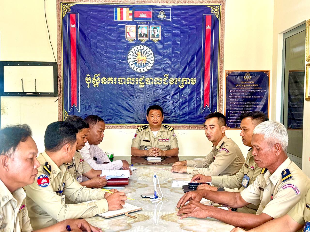 លោកវរសេនីយ៍ទោ​ ដូង​ វណ្ណា​ អធិការនគរ​បាលស្រុកស្រែអំបិល​ អមដោយលោកអធិការរង​ទទួលការងារកិច្ចការប៉ុស្តិ៍ លោកនាយ នាយរងផ្នែកកិច្ចការប៉ុស្តិ៍ ចុះត្រួតពិនិត្យការងារសំខាន់ៗមួយចំនួន និងគាំទ្រដល់ប៉ុស្តិ៍នគរបាលរដ្ឋបាល