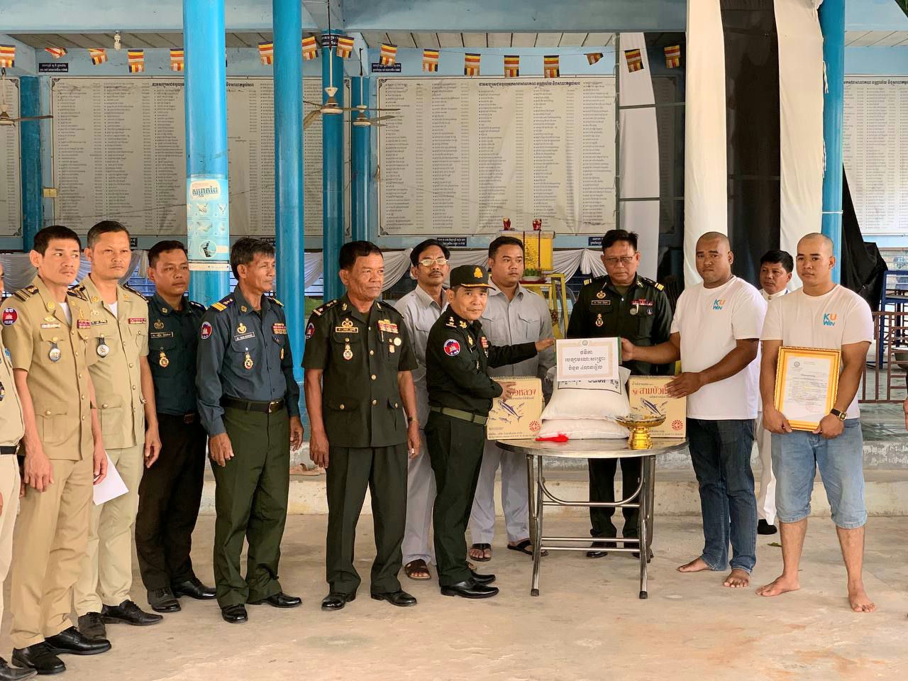 លោកឧត្តមសេនីយ៍ត្រី ជួន សុភ័ក្រ មេបញ្ជាការតំបន់ប្រតិបត្តិការសឹករងកោះកុងជាប្រធានគណៈកម្មាធិការស អ កខេត្តកោះកុង បាននាំយកថវិកាបេឡាមរណសង្គ្រោះ និងសម្ភារមួយចំនួន ប្រគល់ ជូនដល់គ្រួសារ នៃសពលោក ឆោម ឆេីត(និវត្តជន)ជាសមាជិកស អ កនៅភូមិអន្លុងវ៉ាក់ ឃុំតាតៃក្រោម ស្រុកកោះកុង ខេត្តកោះកុង