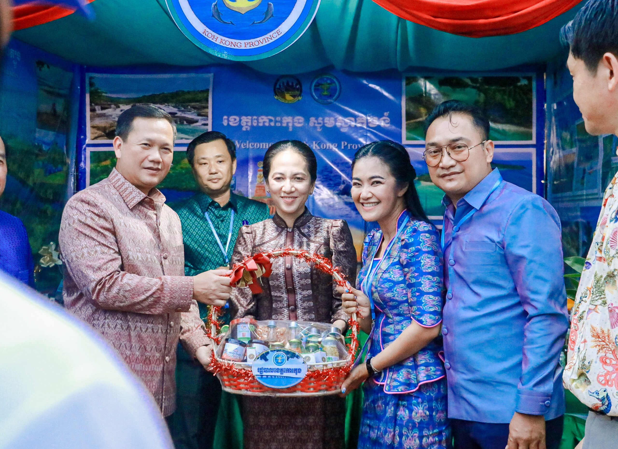 លោកជំទាវ មិថុនា ភូថង អភិបាល នៃគណៈអភិបាលខេត្តកោះកុង បានដឹកនាំក្រុមការងារខេត្ត និងមន្ទីរពាក់ព័ន្ធ ចូលរួមក្នុងពិធីបើកផ្លូវការ ពិធីបុណ្យសមុទ្រលើកទី១១ ជុំទី៣ នៅខេត្តកំពត លើប្រធានបទ “អបអរបេតិកភណ្ឌ និងចីរភាពនៃតំបន់ឆ្នេរ”