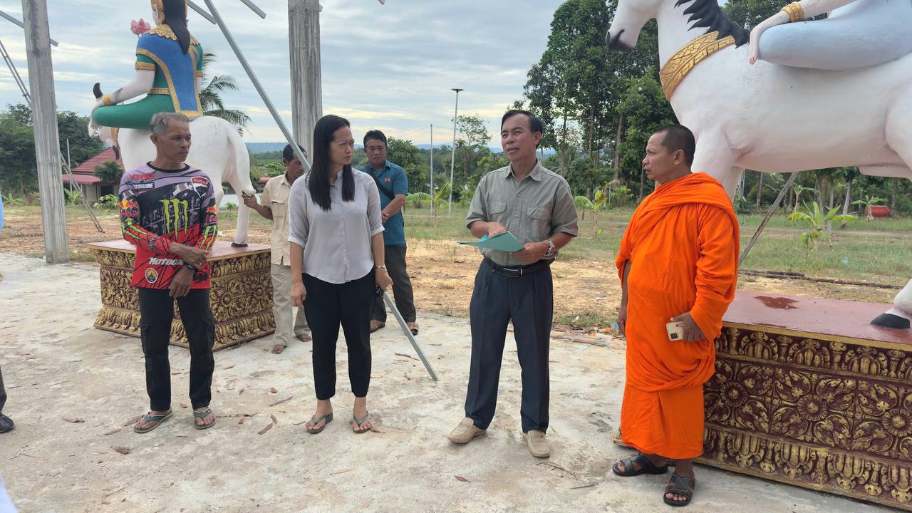លោកស្រី ឈី វ៉ា អភិបាលរង នៃគណៈអភិបាលខេត្តកោះកុង បានអញ្ជើញចុះពិនិត្យ ស្ថានភាពវត្តឧទ័យ្យារាម ហៅវត្តជ្រោយប្រស់ និងសាលាបឋមសិក្សាជ្រោយប្រស់ ស្ថិតក្នុងឃុំជ្រោយប្រស់ ស្រុកកោះកុង ខេត្តកោះកុង