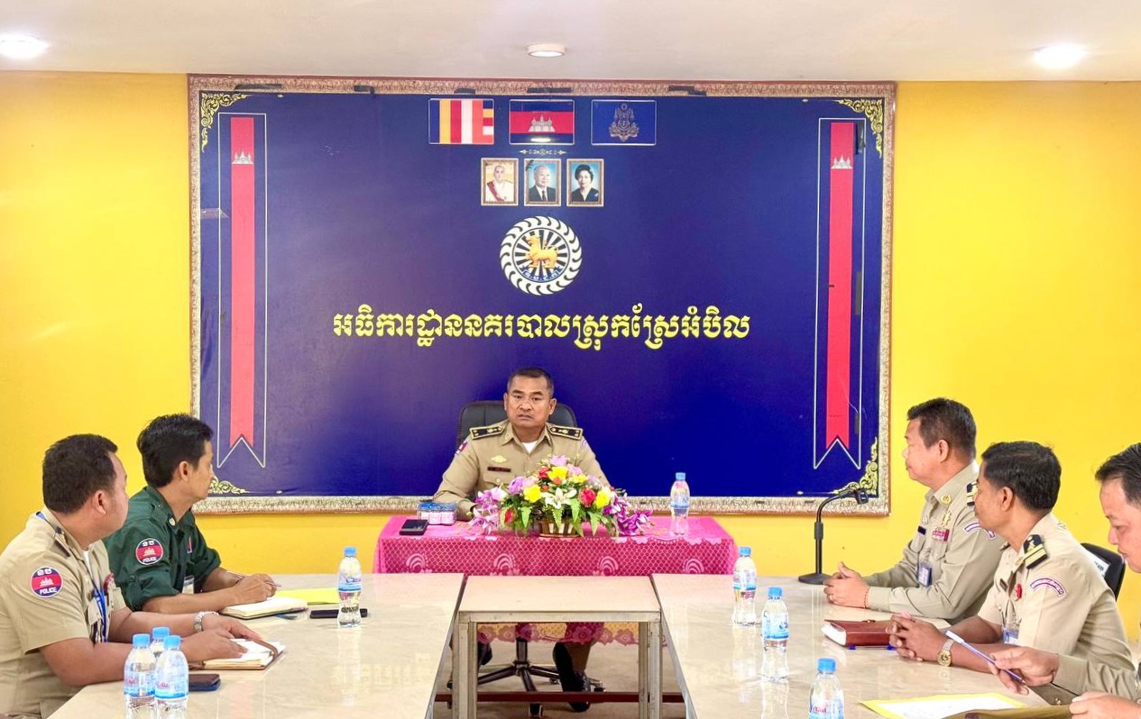 លោក​ឧត្ដមសេនីយ៍​ទោ​ គង់​ មនោ​ ស្នងការ​ នៃ​ស្នងការដ្ឋាន​នគរបាល​ខេត្ត​កោះកុង​ បានឆ្លៀត​ពេល​ដ៏មានតម្លៃ​នៃថ្ងៃសម្រាក អញ្ជើញ​ចុះសួរសុខ​ទុក្ខ​ សំណេះសំណាល​ ជាមួយកងកម្លាំង​ នៃអង្គភាព​អធិការដ្ឋាន​ពីរ ស្រុកស្រែអំបិល និងស្រុកបូទុមសាគរ