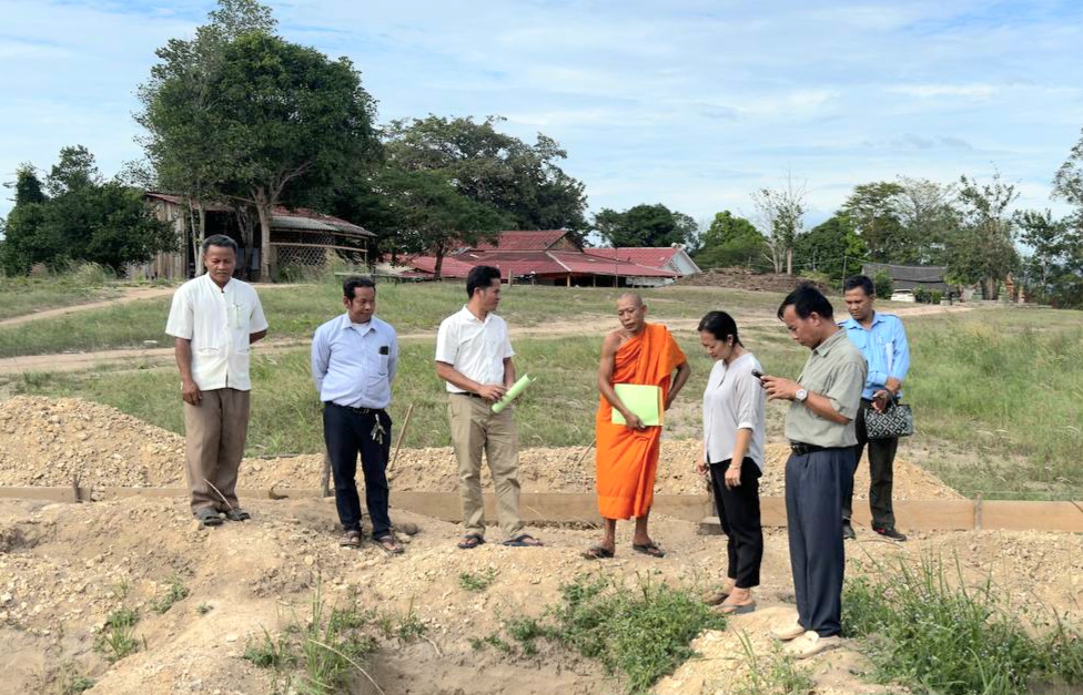 លោកស្រី ឈី វ៉ា អភិបាលរង នៃគណៈអភិបាលខេត្តកោះកុង បានអញ្ជើញចុះពិនិត្យ ស្ថានភាពវត្តសិលាមរកត ហៅវត្តភ្នំក្រុង ស្ថិតក្នុងស្រុកគិរីសាគរ ខេត្តកោះកុង
