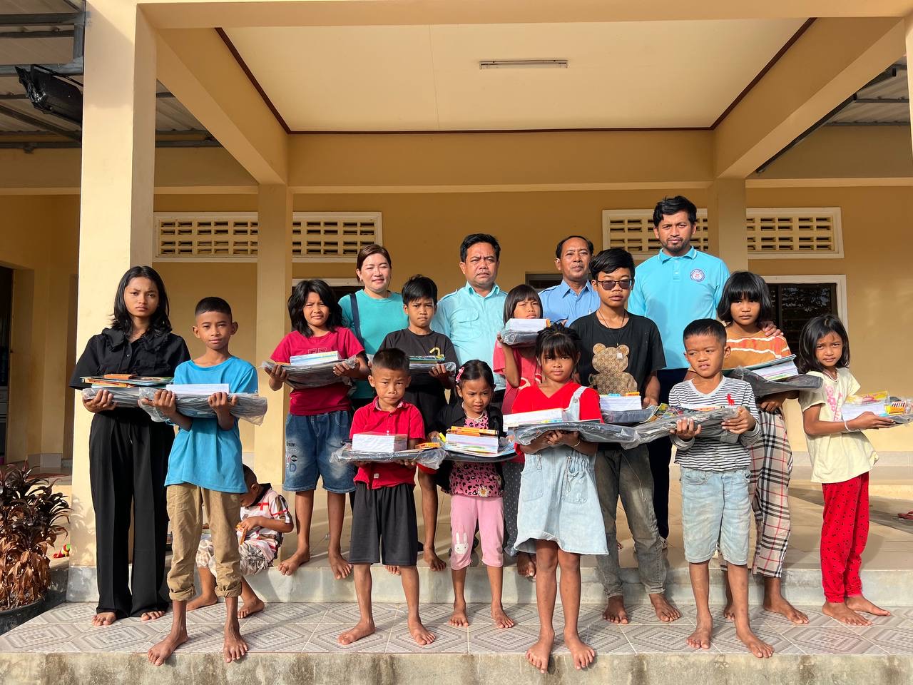 ឯកឧត្តម សុះ ម៉ាត់លី សមាជិកក្រុមប្រឹក្សាខេត្តកោះកុង និងជាប្រធានសមាគមសម្ព័ន្ធយុវជនមុស្លិមកម្ពុជាខេត្ត បានដឹកនាំសមាជិកចុះសួរសុខទុក្ខក្មួយៗ ដែលរស់នៅមជ្ឈមណ្ឌលកុមារកំព្រារដ្ឋខេត្ត និងបាននាំយកសម្ភារសិក្សាមួយចំនួន