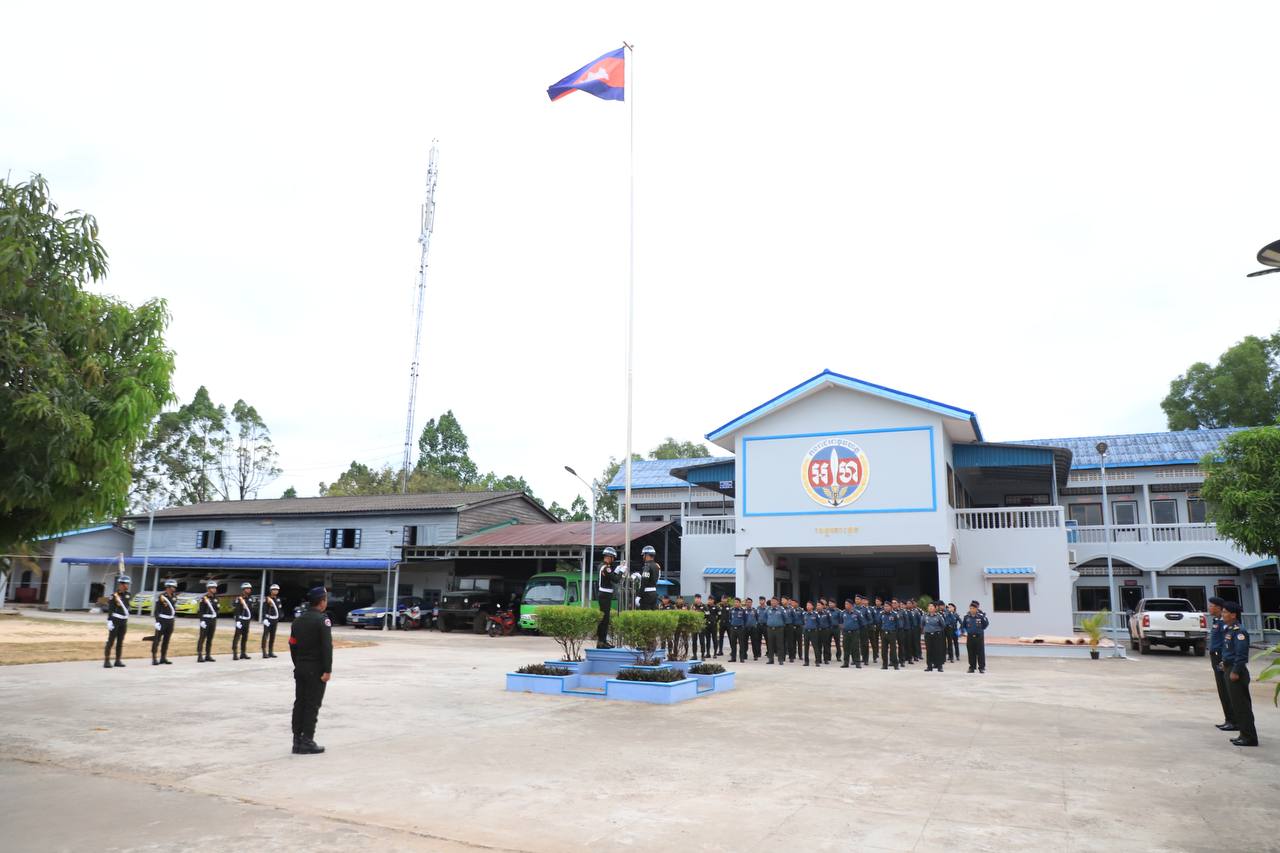 នៅបញ្ជាការដ្ឋានកងរាជអាវុធហត្ថខេត្តកោះកុង លោកវរសេនីយ៍ឯក មាស សុន មេបញ្ជាការរង និងជានាយសេនាធិការកងរាជអាវុធហត្ថខេត្ត បានដឹកនាំគោរពទង់ជាតិ