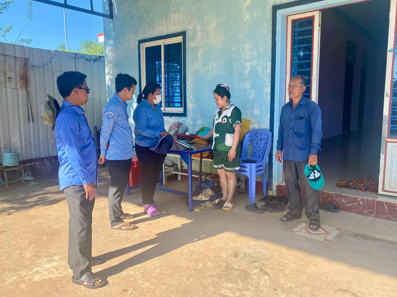 លោក​ស្រី​ វ៉ា​ រ៉ាវី​ អនុប្រធានមន្ទីរ​ប្រៃសណីយ៍​និង​ទូរគមនាគមន៍​ខេត្ត​កកោះកុង បានដឹកនាំ ចូលរួមសហការជាមួយអាជ្ញារមូលដ្ឋាន​ចុះត្រួតពិនិត្យទីតាំងដីជួល​ និងសាកសួរ​ ស្ទាបស្ទង់​ ស្រង់មតិ​ ពីប្រជាពលរដ្ឋដែលរស់នៅជាប់ព្រំ​ និងបរិវេណជុំវិញដី​ ស្នេីសូមសាងសង់តម្លេីងស្ថានីយ៍បង្គោលអង់តែងទូរសព្ទចល័ត​ របស់ក្រុមហ៊ុន​ ថេឡេម៉ូបាយ(ខេមបូឌា​)​ ខបភេីរេសិន​ (ធីស៉ីស៉ី) ស្ថិតនៅភូមិស្ទឹងវែង សង្កាត់ស្ទឹងវែង ក្រុងខេមរភូមិន្ទ​ ខេត្ត​កោះកុង​