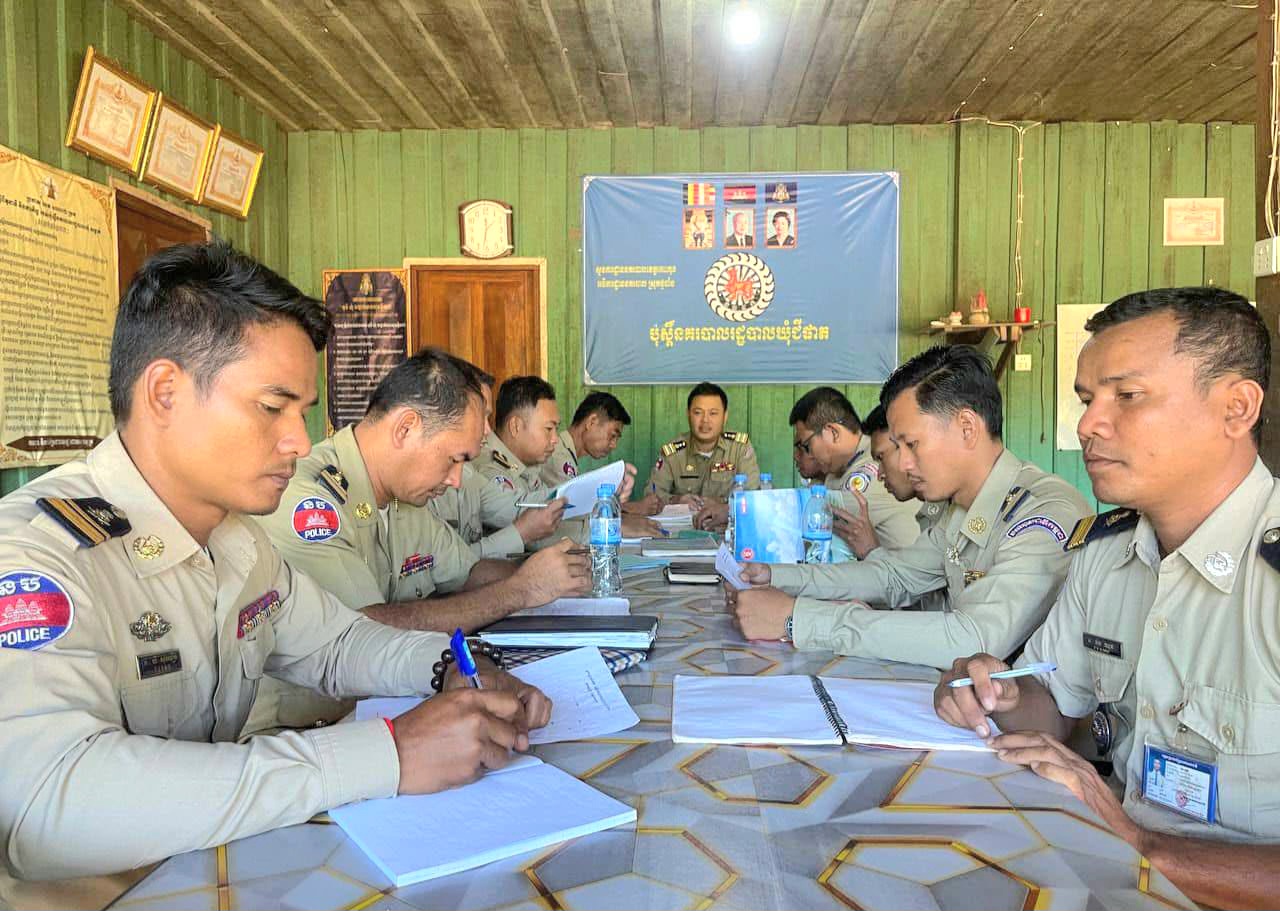 ក្រោម​ការ​ចង្អុល​បង្ហាញ​ពី​ លោក​ឧត្តមសេនីយ៍ទោ​ គង់​ មនោ​ ស្នងការនគរបាលខេត្ត​កោះកុង​ ចាត់ក្រុមការងារ ដឹកនាំ​ដោយ​ លោកវរសេនីយ៍ទោ គឹម សោភ័ណ្ឌណូរ៉ា ស្នងការរង ទទួលដឹកនាំការិយាល័យកិច្ចការប៉ុស្តិ៍នគរបាលរដ្ឋបាល បន្តចុះត្រួតពិនិត្យ និងពង្រឹងប្រសិទ្ធភាព ប៉ុស្តិ៍នគរបាលរដ្ឋបាល នៃអធិការដ្ឋាននគរបាលស្រុកស្រែអំបិល ចំនួន ២ប៉ុស្តិ៍ និងអធិការដ្ឋាននគរបាលស្រុកថ្មបាំង ចំនួន ១ប៉ុស្តិ៍ ក្នុងនោះមាន : ប៉ុស្តិ៍ស្រែអំបិល ប៉ុស្តិ៍ដងពែង និងប៉ុស្តិ៍ជីផាត