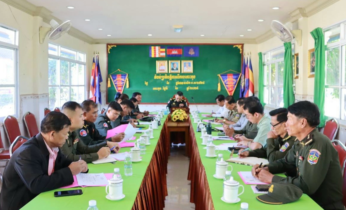 លោកឧត្តមសេនីយ៍ត្រី ជួន សុភ័ក្រ មេបញ្ជាការតំបន់ប្រតិបត្តិការសឹករងកោះកុង និងជាប្រធានសមាគមអតីតយុទ្ធជនកម្ពុជាខេត្តកោះកុង បានអញ្ជើញ ជាអធិបតីដឹកនាំប្រជុំ វាយតម្លៃលើបុគ្គលដែលមានស្នាដៃល្អក្នុងការអនុវត្តលើការងារសមាគមអតីតយុទ្ធជនកម្ពុជាខេត្តកោះកុងកន្លងមក ដើម្បីស្នើសូមជាប័ណ្ណសរសើរ លិខិតសរសើរ
