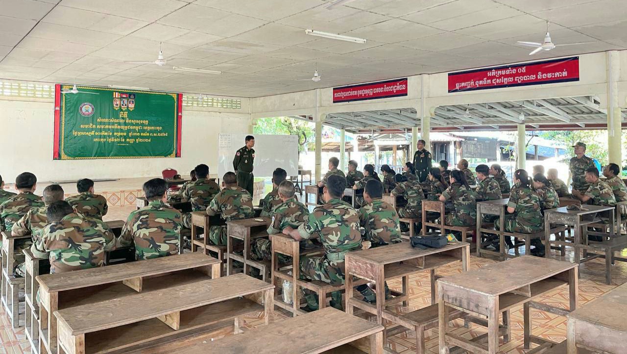 លោកឧត្តមសេនីយ៍ត្រី ថាច រដ្ឋា មេបញ្ជាការរង តំបន់ប្រតិបត្តិការសឹករងកោះកុង បានអញ្ជើញឧទ្ទេសនាម ច្បាប់ស្តីពីការគ្រប់គ្រងអាវុធ គ្រឿងផ្ទុះ និងគ្រាប់រំសេវ ជូនដល់សិក្ខាកាមវគ្គពង្រឹងសមត្ថភាពយោធា ឆ្នាំ២០២៤