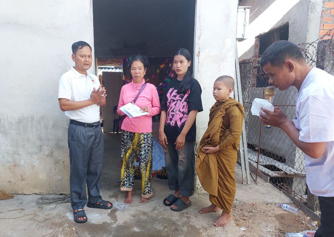 សាខាកាកបាទក្រហមកម្ពុជា ខេត្តកោះកុង ចូលរួមរំលែកទុក្ខដល់គ្រួសារសពកុមារីលង់ទឹកសមុទ្រចំនួន ១នាក់
