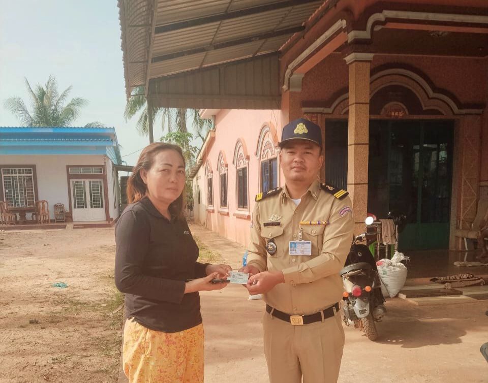 កម្លាំងប៉ុស្តិ៍នគរបាលរដ្ឋបាលស្រែអំបិល នៃអធិការដ្ឋាននគរបាលស្រុកស្រែអំបិល ចុះផ្តល់សៀវភៅគ្រួសារ(ក៤) និងចែកសន្លឹកអត្តសញ្ញាណប័ណ្ណជូនប្រជាពលរដ្ឋទៅដល់ខ្នងផ្ទះ សម្រាប់យកទៅប្រើប្រាស់