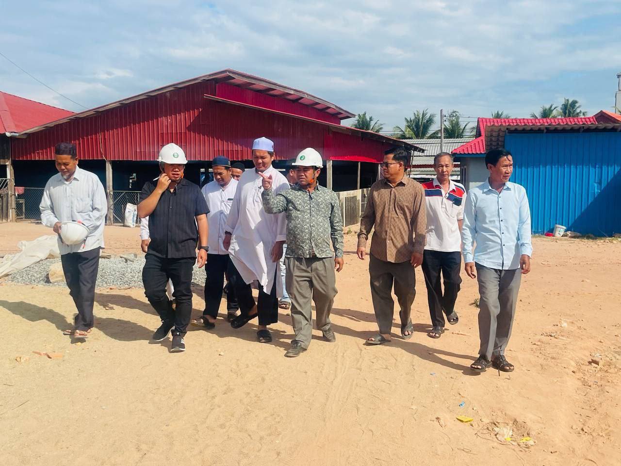 ឯកឧត្តម សុះ ម៉ាត់លី សមាជិកក្រុមប្រឹក្សាខេត្តកោះកុង បានអញ្ជើញ ចូលរួមជាមួយឯកឧត្តម ឡោះ ម៉ាន អនុរដ្ឋលេខាធិការក្រសួងរៀបចំដែនដីនគរូបនីយកម្ម និងសំណង់ ចុះត្រួតពិនិត្យការសាងសង់វិហារភូមិ៤ ដែលកំពុងដំណើរការសាងសង់ដោយការសាងសង់នេះសម្រេចលទ្ធផលបានប្រមាណជា ៧០%