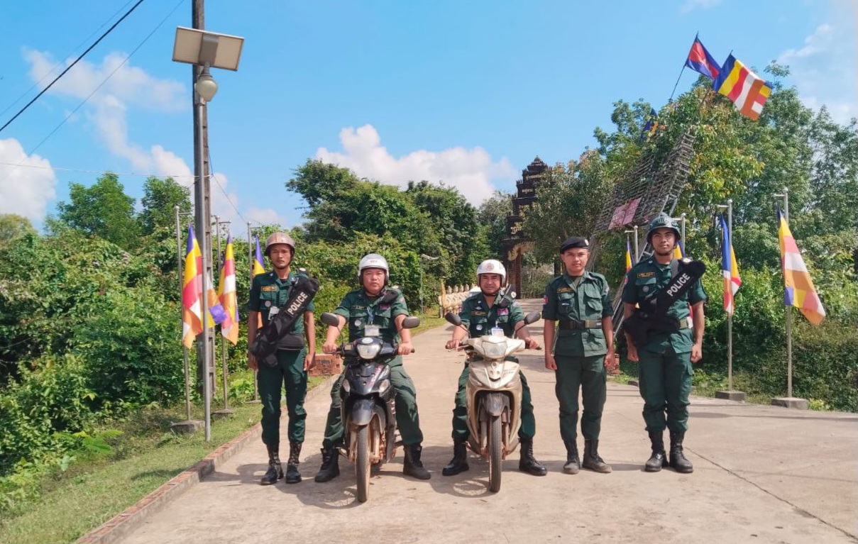 លោកវរសេនីយ៍ត្រី ព្រំ ឆើយ នាយប៉ុស្តិ៍នគរបាលរដ្ឋបាលស្រែអំបិល បានបែងចែកកម្លាំងប៉ុស្តិ៍ ផ្ដល់​សេវាសាធារណៈជូនប្រជាពលរដ្ឋ ទទួល​ពត៌មាន និងប្រចាំការនៅប៉ុស្ដិ៍រដ្ឋបាល ២៤/២៤ម៉ោង ចុះល្បាតការពារ សន្តិសុខ និងចែកអត្តសញ្ញាណប័ណ្ណ