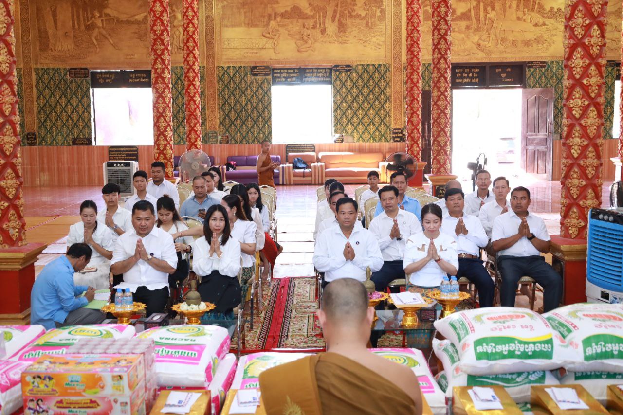 លោក ទៀ សុរៈឆ័យ អភិបាលរង នៃគណៈអភិបាលខេត្តកោះកុង បានអញ្ជើញប្រគេនទេយ្យទាន ទេយ្យវត្ថុ ដល់ព្រះសង្ឃ នៅវត្តទេពនិមិត្ត ហៅវត្តថ្មី ស្ថិតនៅភូមិ៣ សង្កាត់ស្មាច់មានជ័យ ក្រុងខេមរភូមិន្ទ ខេត្តកោះកុង