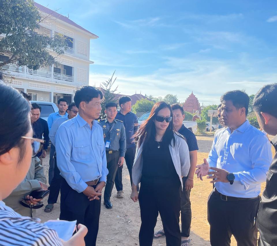 លោកស្រី ឈី វ៉ា អភិបាលរង នៃគណៈអភិបាលខេត្តកោះកុង បានអញ្ជើញស្វាគមន៍លោក ហ៊ីម វុទ្ធី ជំនួយការឯកឧត្តម ហ៊ុន ម៉ានី ប្រធានសហភាពសហព័ន្ធយុវជនកម្ពុជា អញ្ជើញចុះពិនិត្យទីតាំង២កន្លែង សម្រាប់ប្រារព្ធពិធីសំណេះសំណាល ជាមួយសមាជិកសហភាពសហព័ន្ធយុវជនកម្ពុជាស្រុកមណ្ឌលសីមា ខេត្តកោះកុង និងដាំកូនកោងកាង នៅសហគមន៍តំបន់ការពារធម្មជាតិពាមក្រសោប