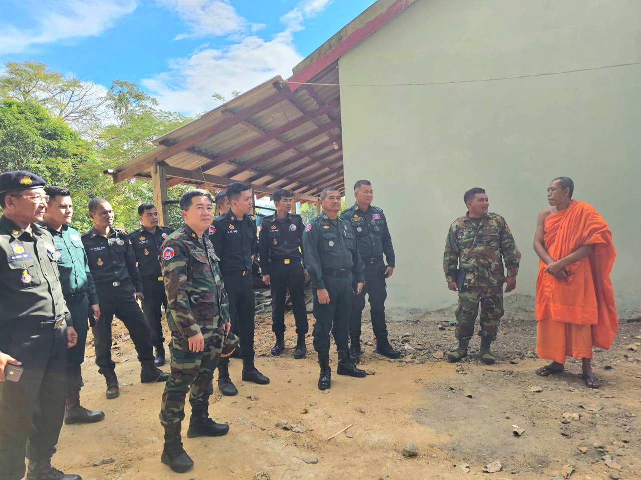 លោកឧត្តមសេនីយ៍ទោ​ គង់​ មនោ​ ស្នងការនគរបាលខេត្ត​កោះកុង​ ដឹកនាំ​កម្លាំង​ជំនាញ​ពាក់ព័ន្ធ​ អញ្ជើញ​ចូលរួម ជាមួយក្រុមការងារគណៈបញ្ជាការឯកភាពរដ្ឋបាលខេត្ត ពិនិត្យគោលដៅ ឃុំជ្រោយប្រស់ ស្រុកកោះកុង និងឃុំព្រែកខ្សាច់ ស្រុកគិរីសាគរ សម្រាប់បញ្ចុះកម្លាំងការពារសន្តិសុខ សុវត្ថិភាព និងសណ្តាប់ធ្នាប់ ជូនសម្តេចពិជ័យសេនា ទៀ បាញ់ ឧត្តមប្រឹក្សាផ្ទាល់ព្រះមហាក្សត្រ អញ្ជើញបំពេញបេសកកម្ម ក្នុងមូលដ្ឋានខេត្តកោះកុង