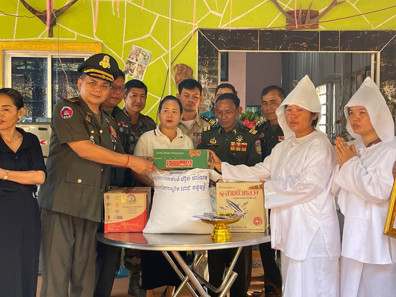 លោកវរសេនីយ៍ឯក ប្រាក់ យន្ត មេបញ្ជាការរងតំបន់ប្រតិបត្តិការសឹករងកោះកុង ជាសមាជិកអចិន្ត្រៃយ៍នៃគណៈកម្មាធិការ ស អ កខេត្ដកោះកុង តំណាងលោកឧត្តមសេនីយ៍ត្រី ជួន សុភ័ក្រ មេបញ្ជាការតំបន់ប្រតិបត្តិការសឹករងកោះកុង ជាប្រធានគណៈកម្មាធិការស អ កខេត្តកោះកុង បាននាំយកថវិកាបេឡាមរណសង្គ្រោះ ថវិកាសប្បុរសជន និងសម្ភារមួយចំនួន ប្រគល់ ជូនដល់គ្រួសារ នៃសពលោកស្រី ទី មុំ (គ្រួសារជនពលី)ជាសមាជិកស អ កនៅភូមិ៣ សង្កាត់ស្មាច់មានជ័យ ក្រុងខេមរភូមិន្ទ ខេត្តកោះកុង